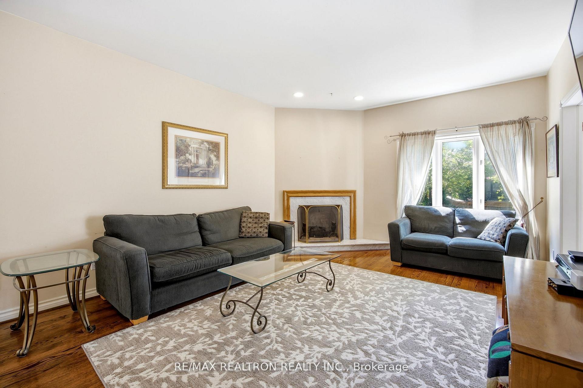 Photo 6 of 623 Coldstream Avenue, Toronto, Englemount-Lawrence — HOMEH