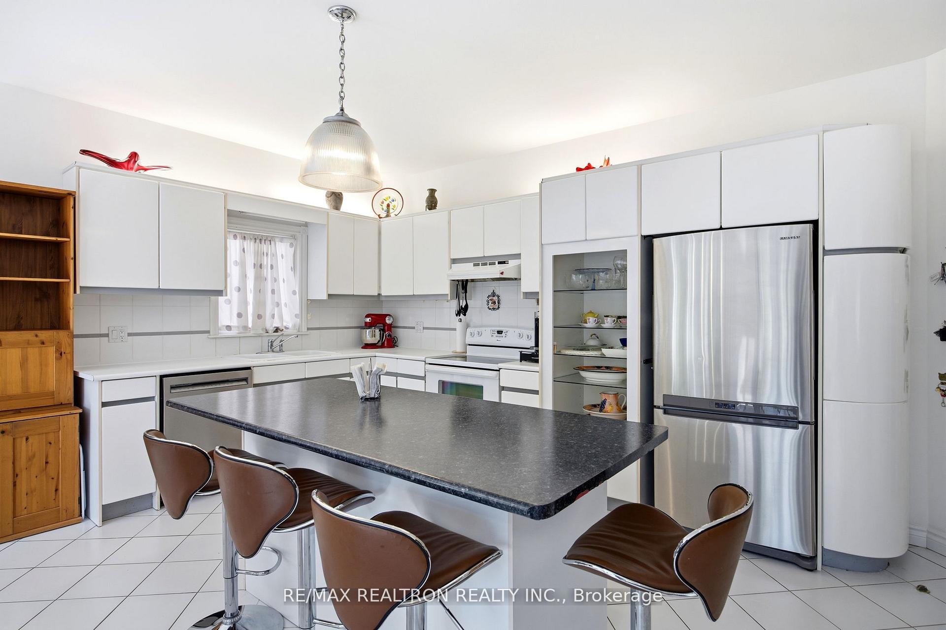 Photo 8 of 623 Coldstream Avenue, Toronto, Englemount-Lawrence — HOMEH