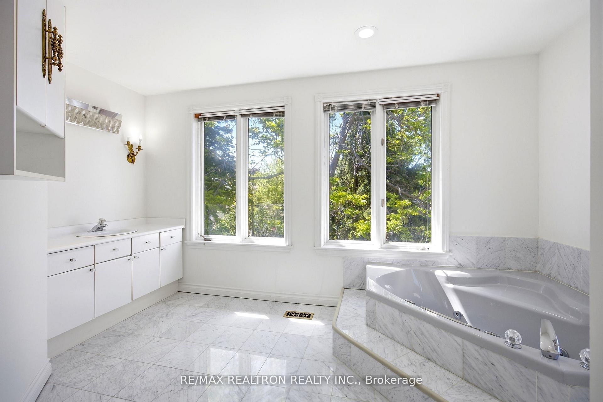 Photo 11 of 623 Coldstream Avenue, Toronto, Englemount-Lawrence — HOMEH
