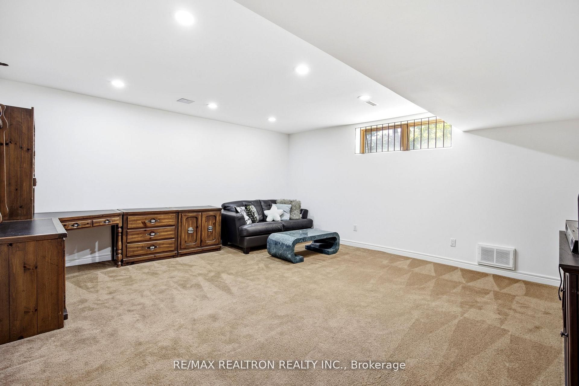 Photo 15 of 623 Coldstream Avenue, Toronto, Englemount-Lawrence — HOMEH