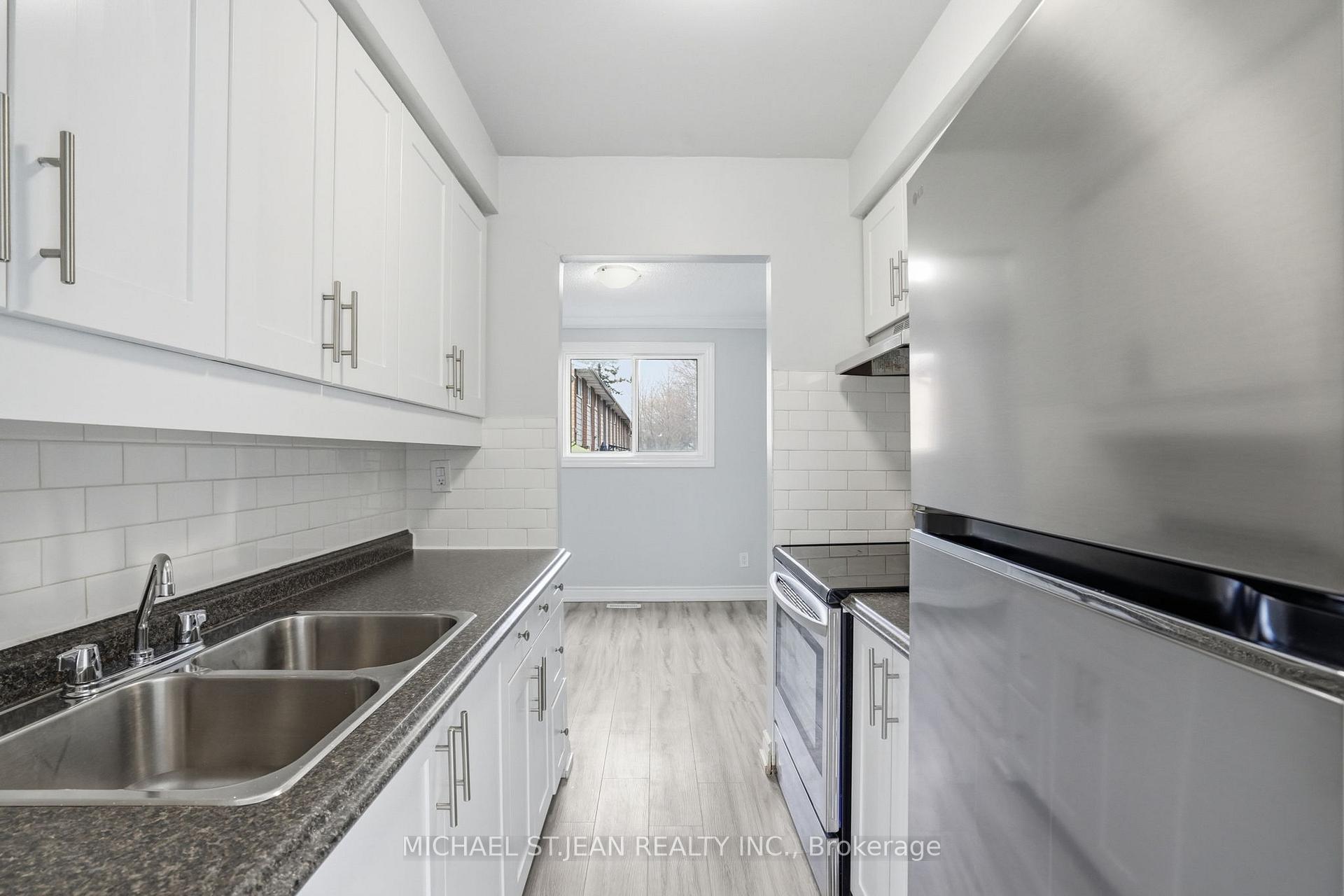 Photo 5 of Unit 7, 125 Limeridge Road W, Hamilton, Rolston — HOMEH