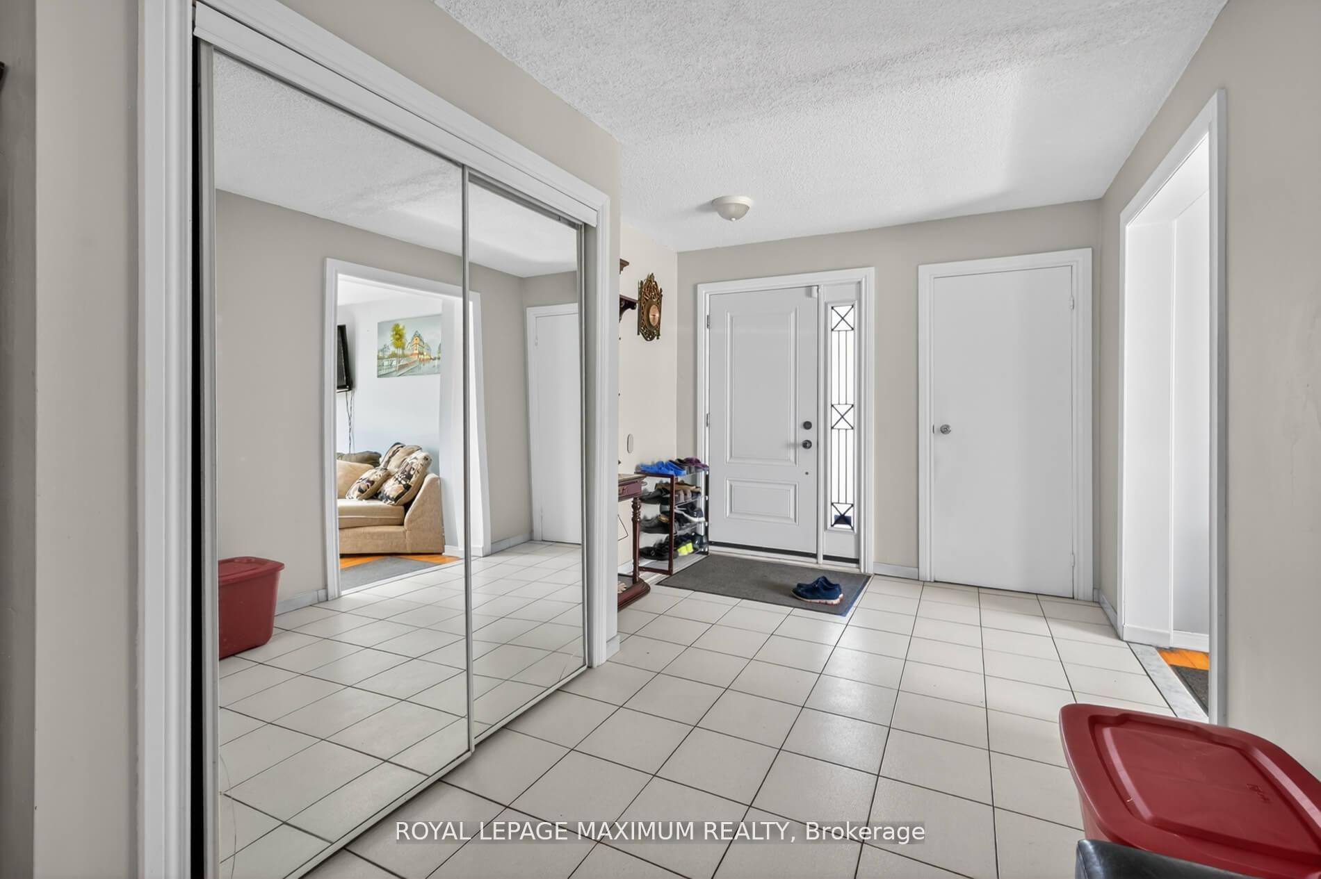 Photo 4 of 3 Muzzo Court, Vaughan, East Woodbridge — HOMEH