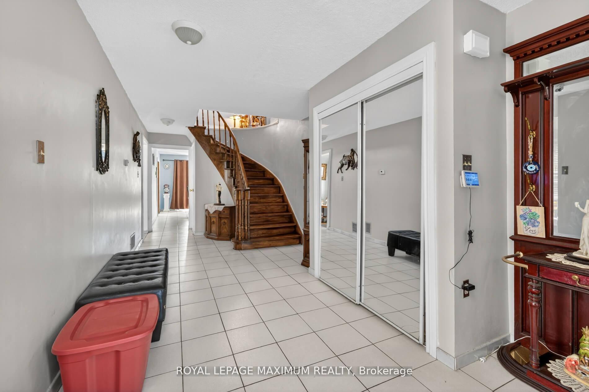 Photo 5 of 3 Muzzo Court, Vaughan, East Woodbridge — HOMEH