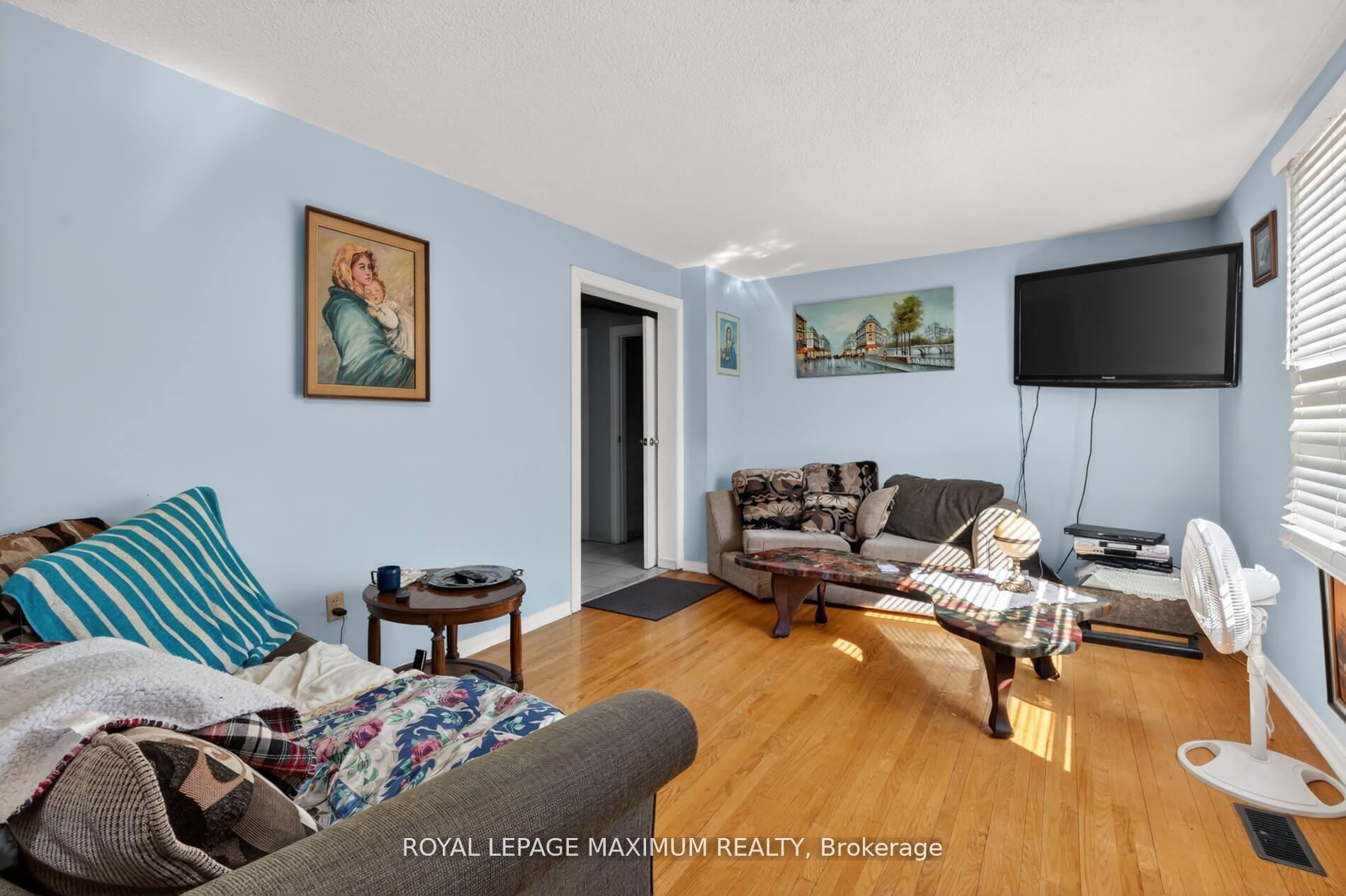 Photo 7 of 3 Muzzo Court, Vaughan, East Woodbridge — HOMEH