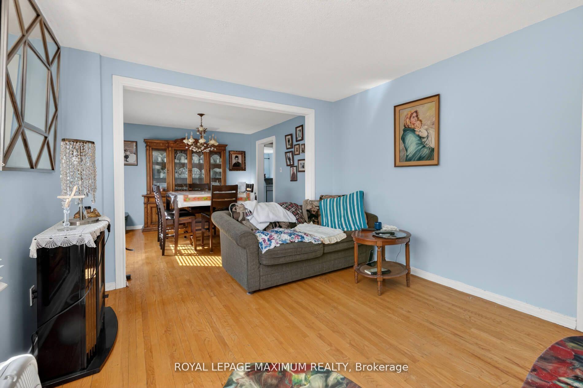 Photo 8 of 3 Muzzo Court, Vaughan, East Woodbridge — HOMEH