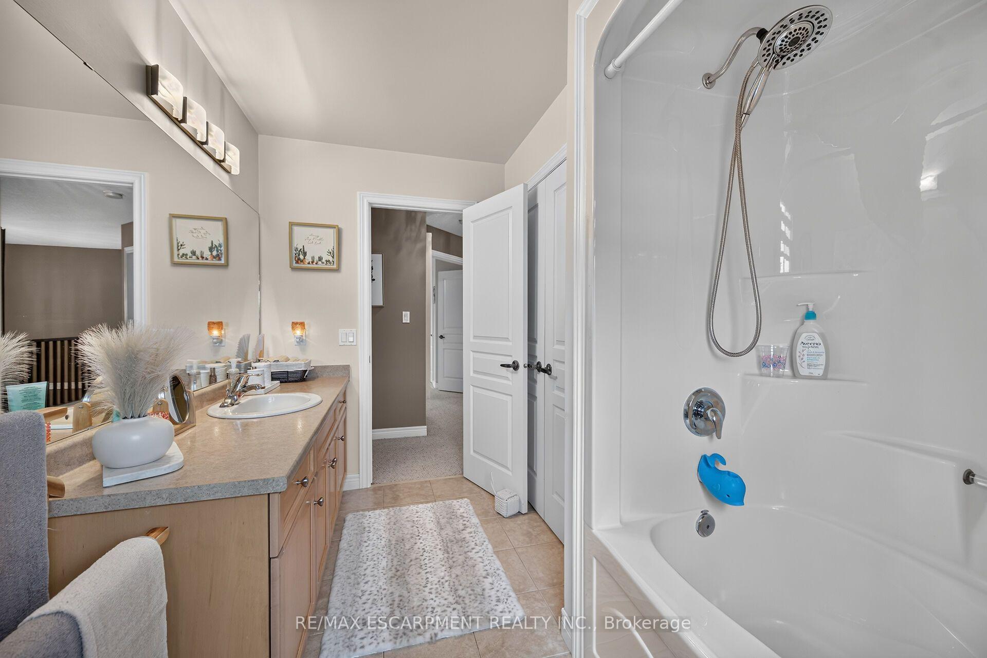 Photo 32 of 68 Garinger Crescent, Hamilton, Binbrook — HOMEH