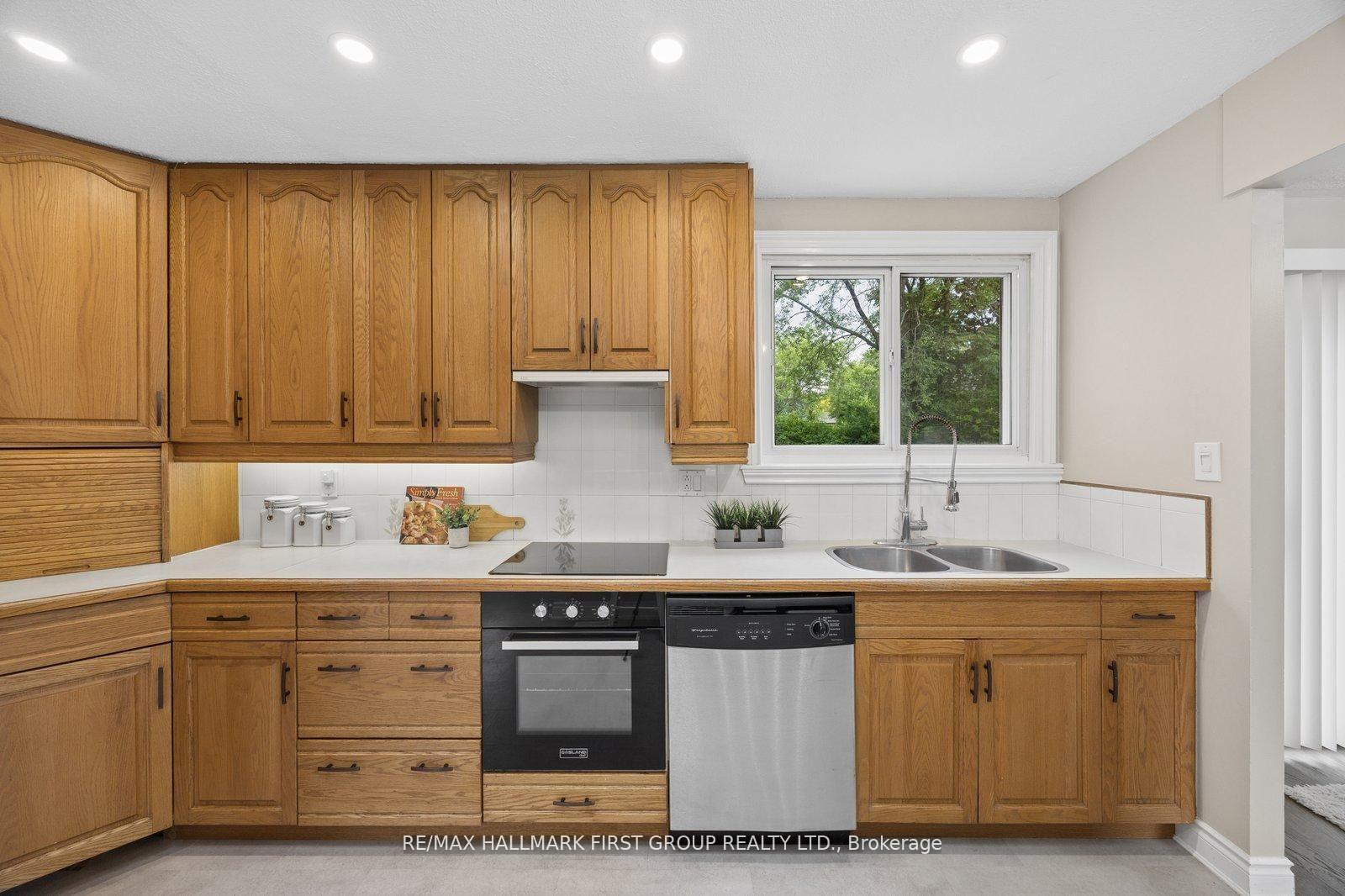 Photo 12 of 861 Boxworth Place, Pickering, West Shore — HOMEH