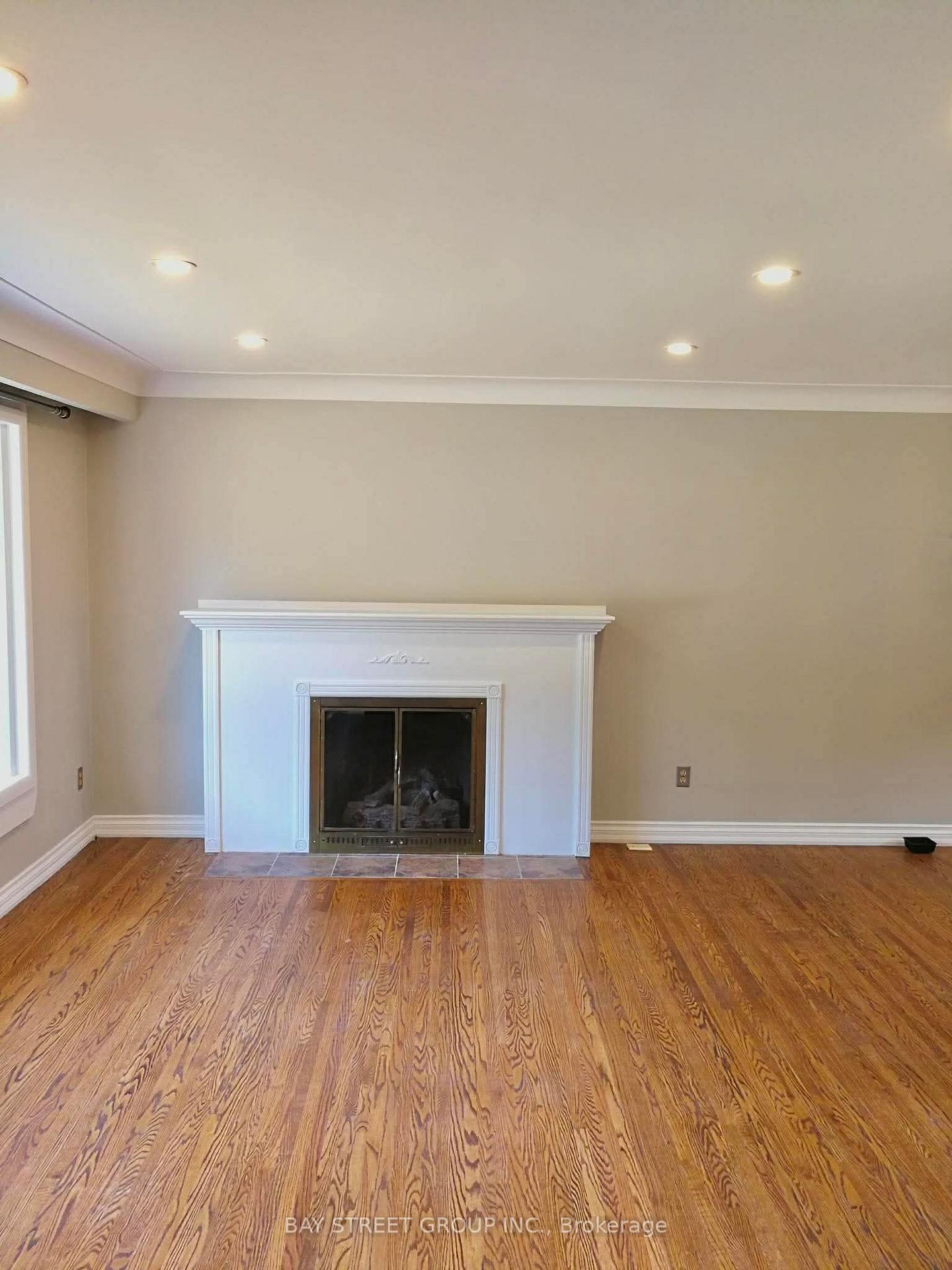 Photo 5 of Unit Upper, 3169 Willow Lane, Burlington, Roseland — HOMEH