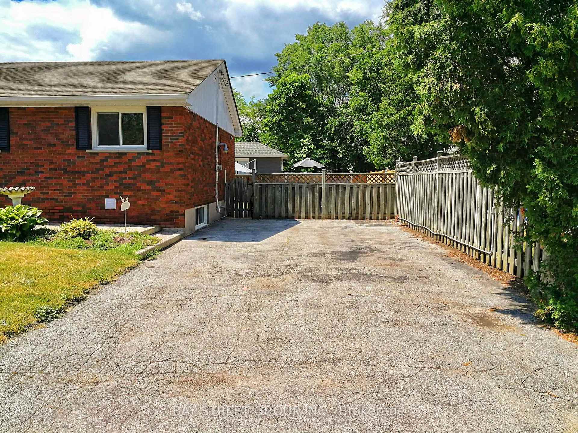 Photo 20 of Unit Upper, 3169 Willow Lane, Burlington, Roseland — HOMEH
