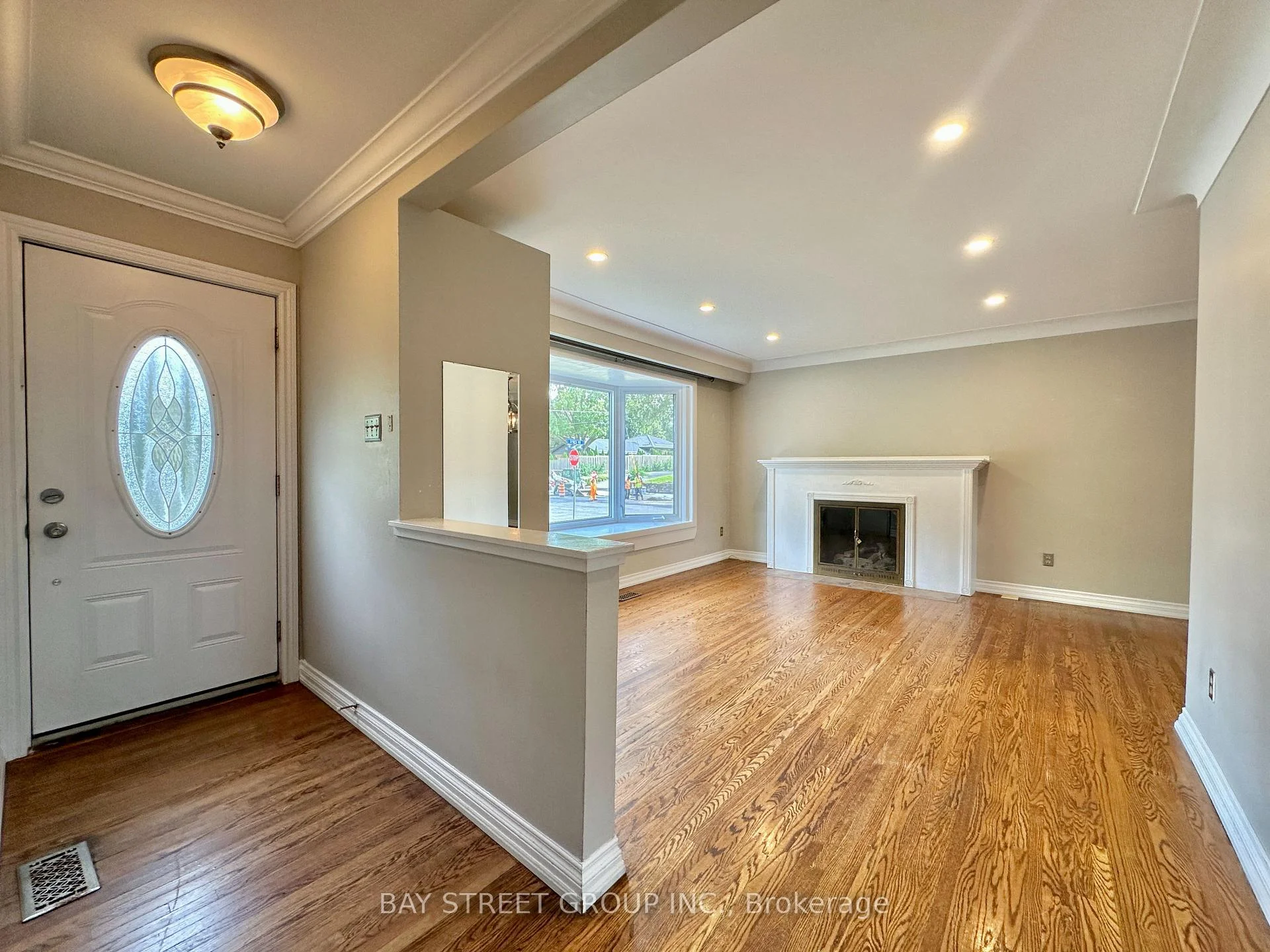 Photo 4 of Unit Upper, 3169 Willow Lane, Burlington, Roseland — HOMEH