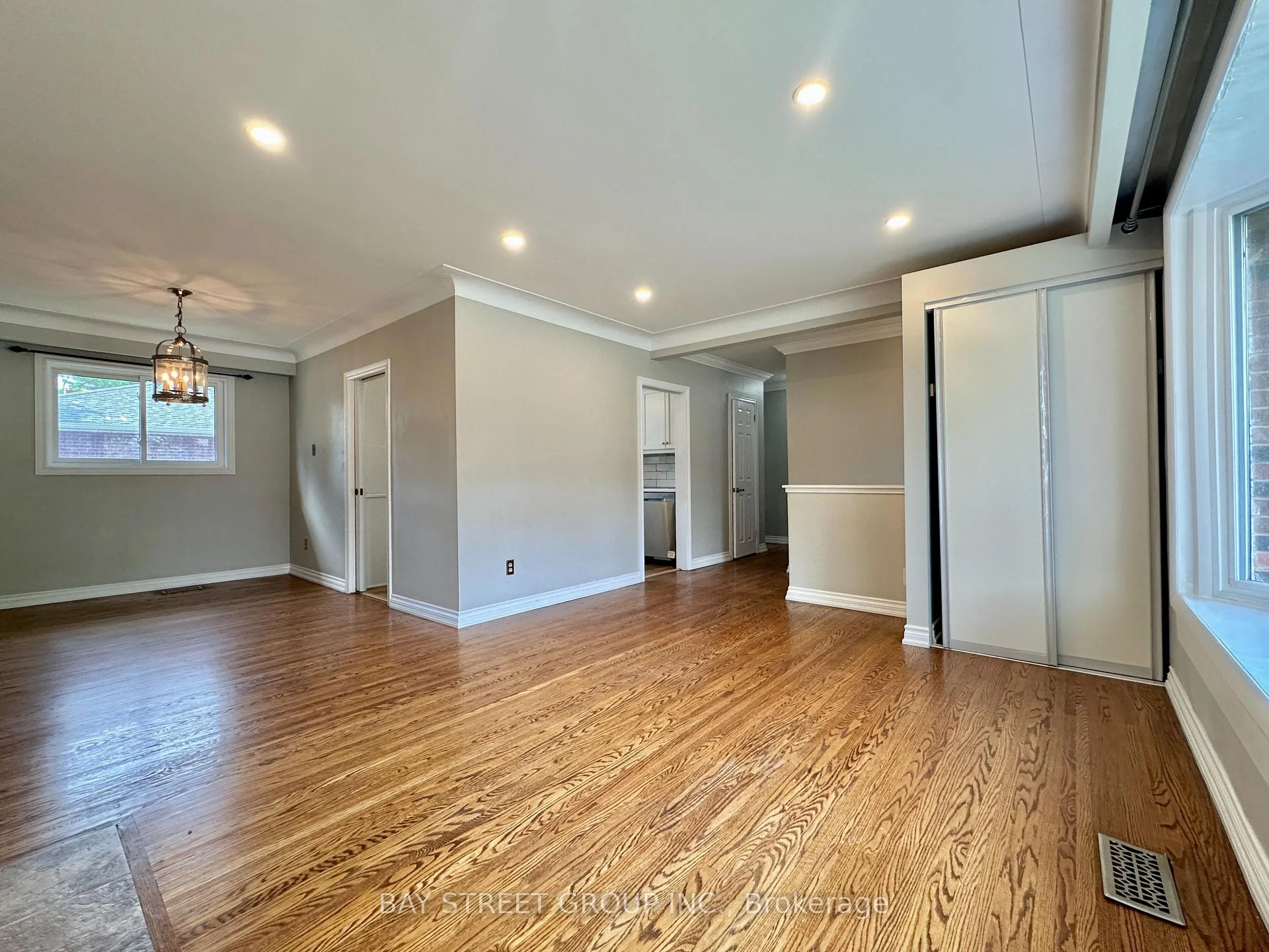 Photo 6 of Unit Upper, 3169 Willow Lane, Burlington, Roseland — HOMEH