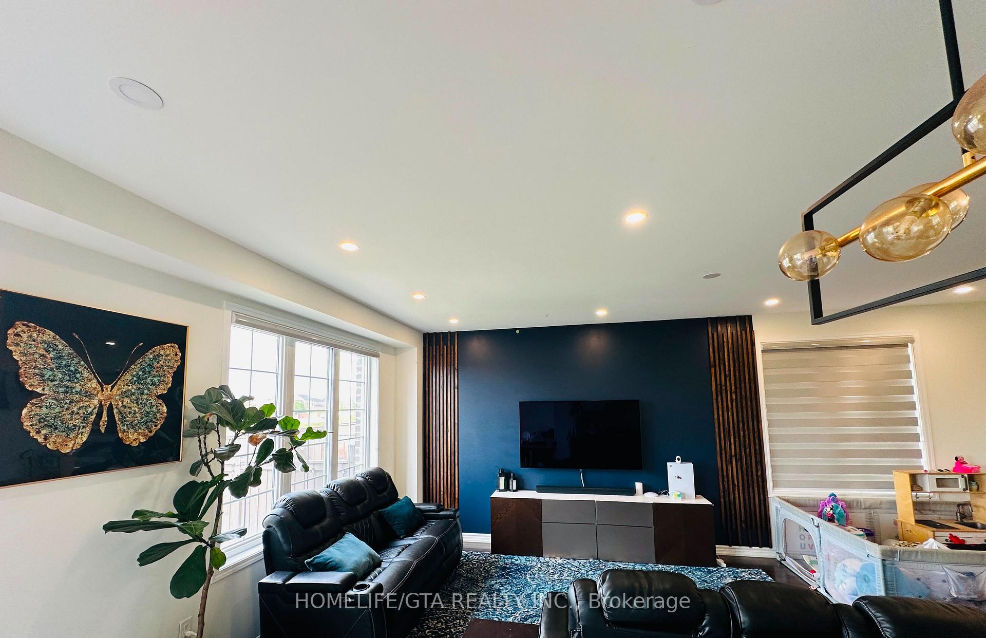 Photo 3 of 30 Circus Crescent, Brampton, Northwest Brampton — HOMEH