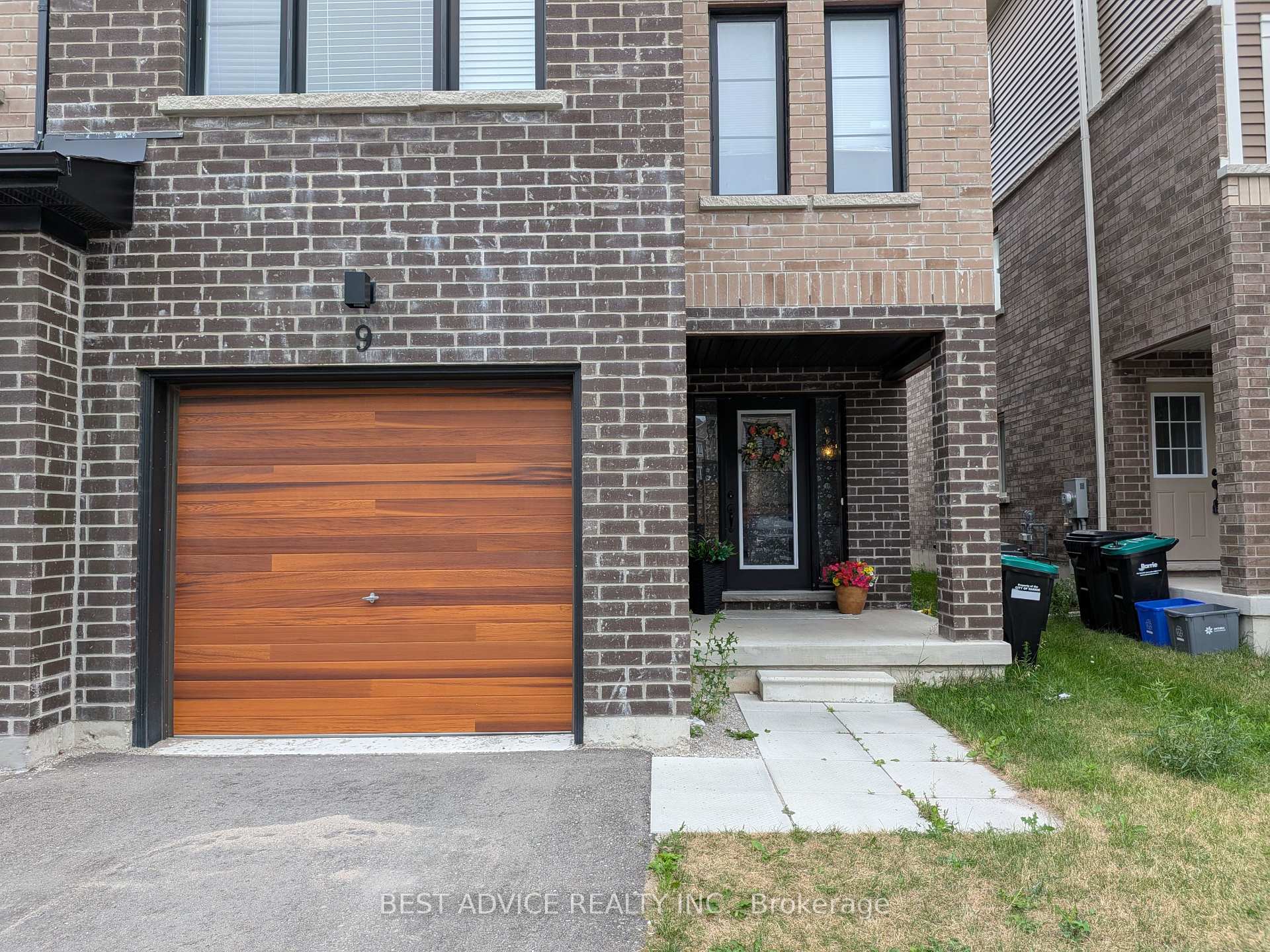 Photo 2 of 9 Pumpkin Corner Crescent, Barrie, Rural Barrie Southeast — HOMEH