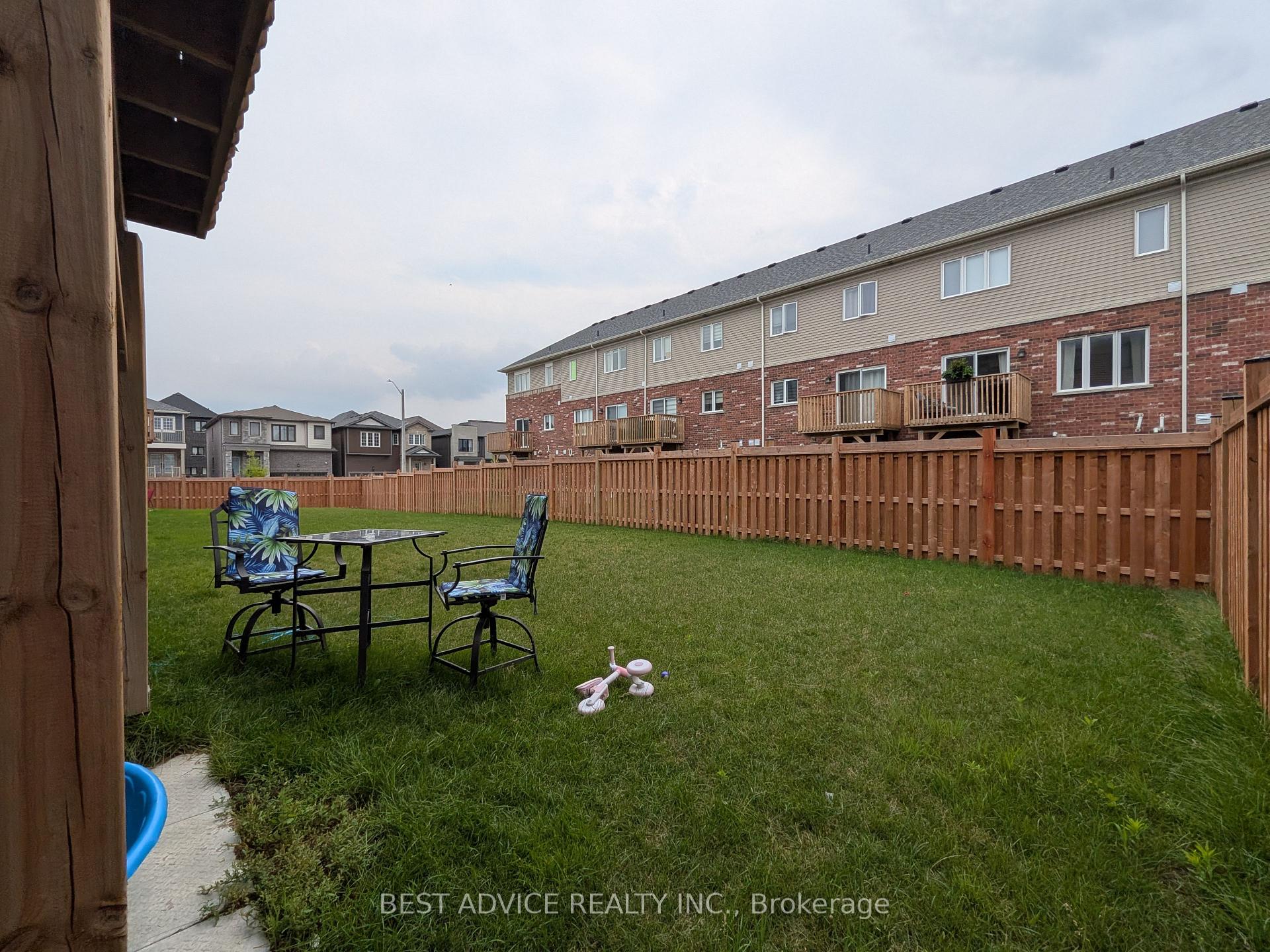 Photo 10 of 9 Pumpkin Corner Crescent, Barrie, Rural Barrie Southeast — HOMEH