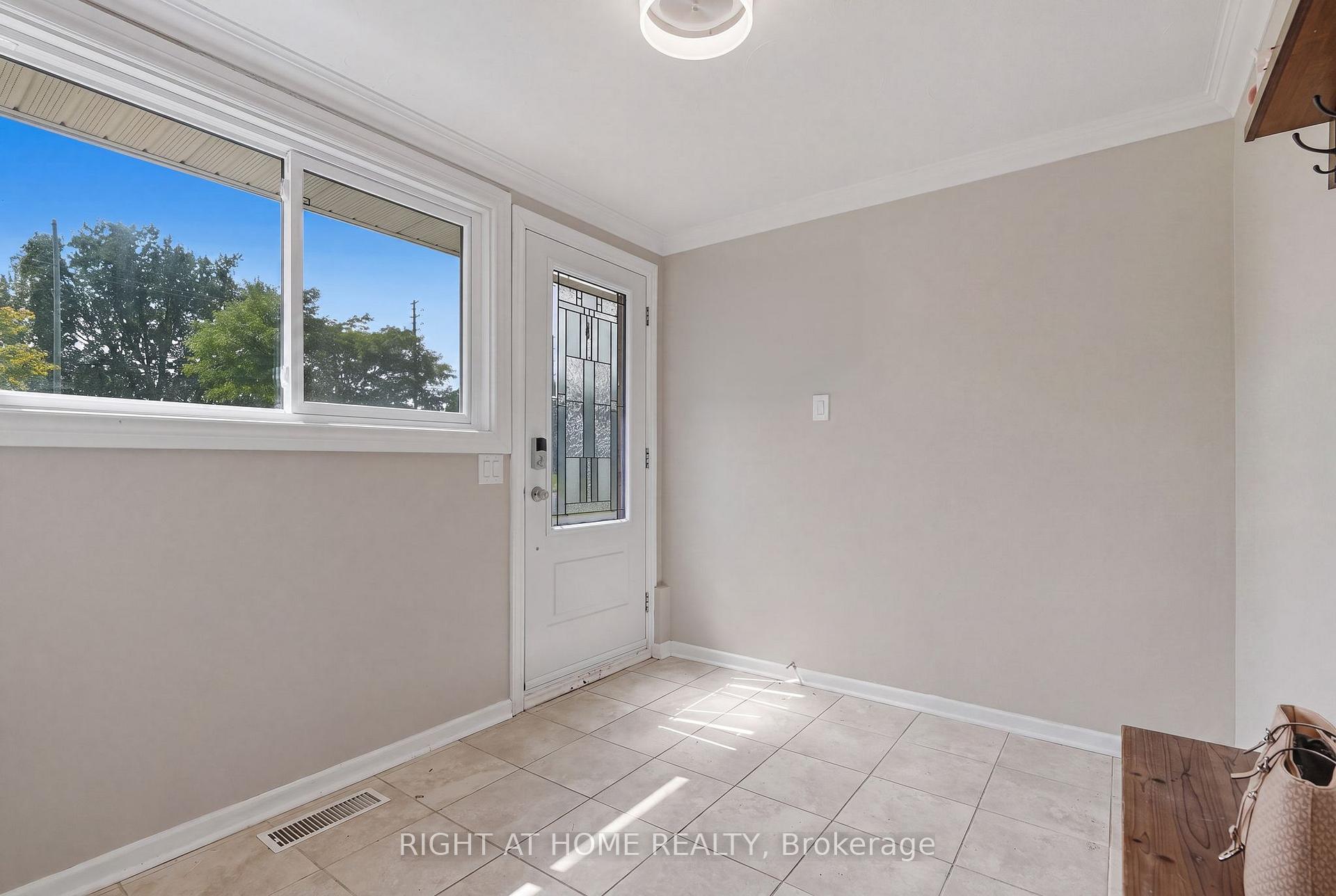 Photo 3 of 2346 Edwin Crescent, Ottawa, Queensway Terrace South/Ridgeview — HOMEH