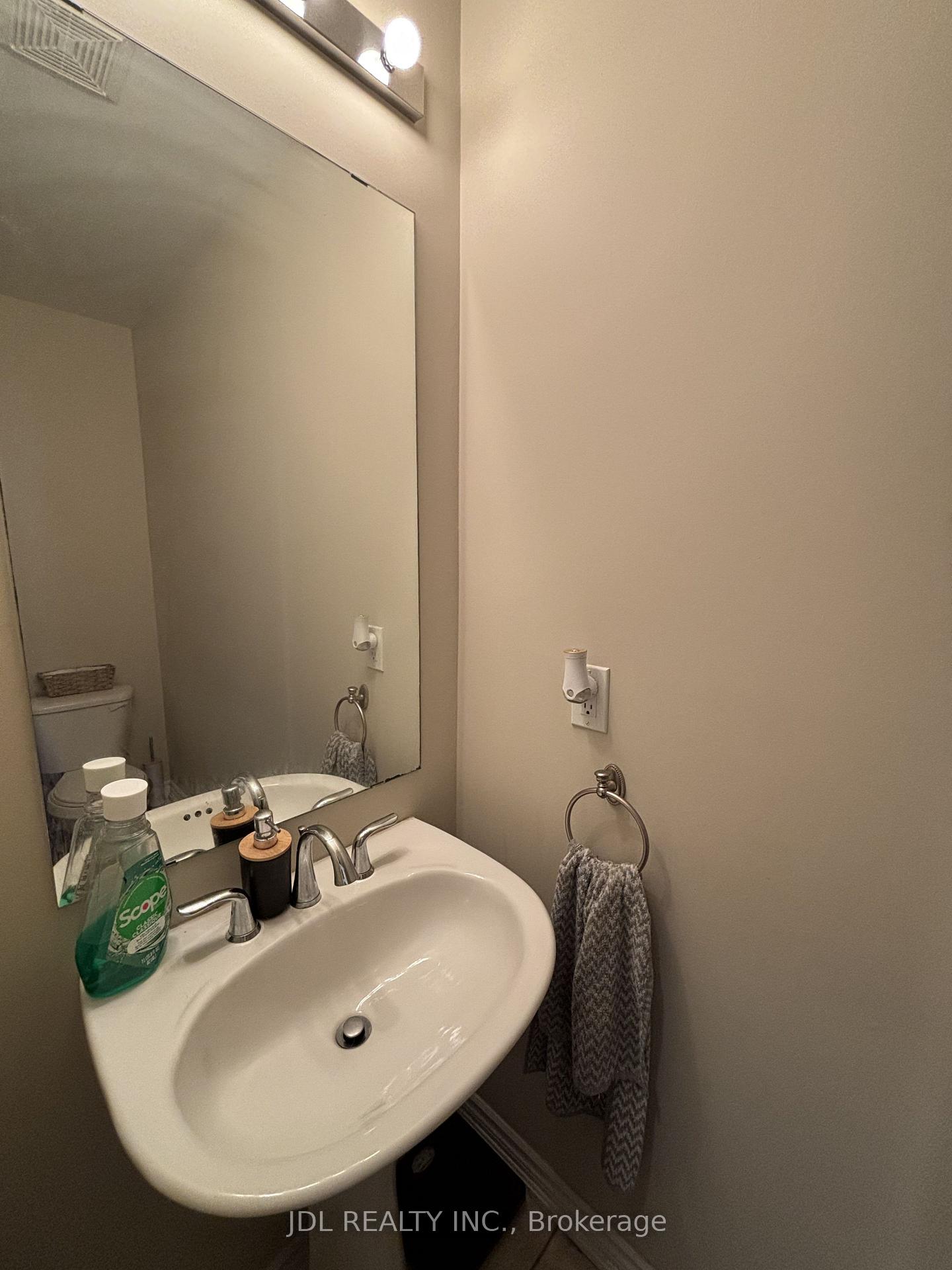 Photo 10 of Unit 33, 2435 Greenwich Drive, Oakville, Westmount — HOMEH