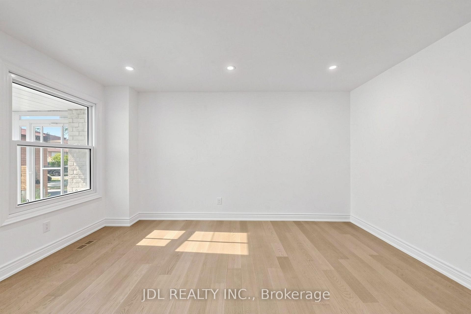 Photo 4 of 129 Appleby Crescent, Markham, Milliken Mills West — HOMEH