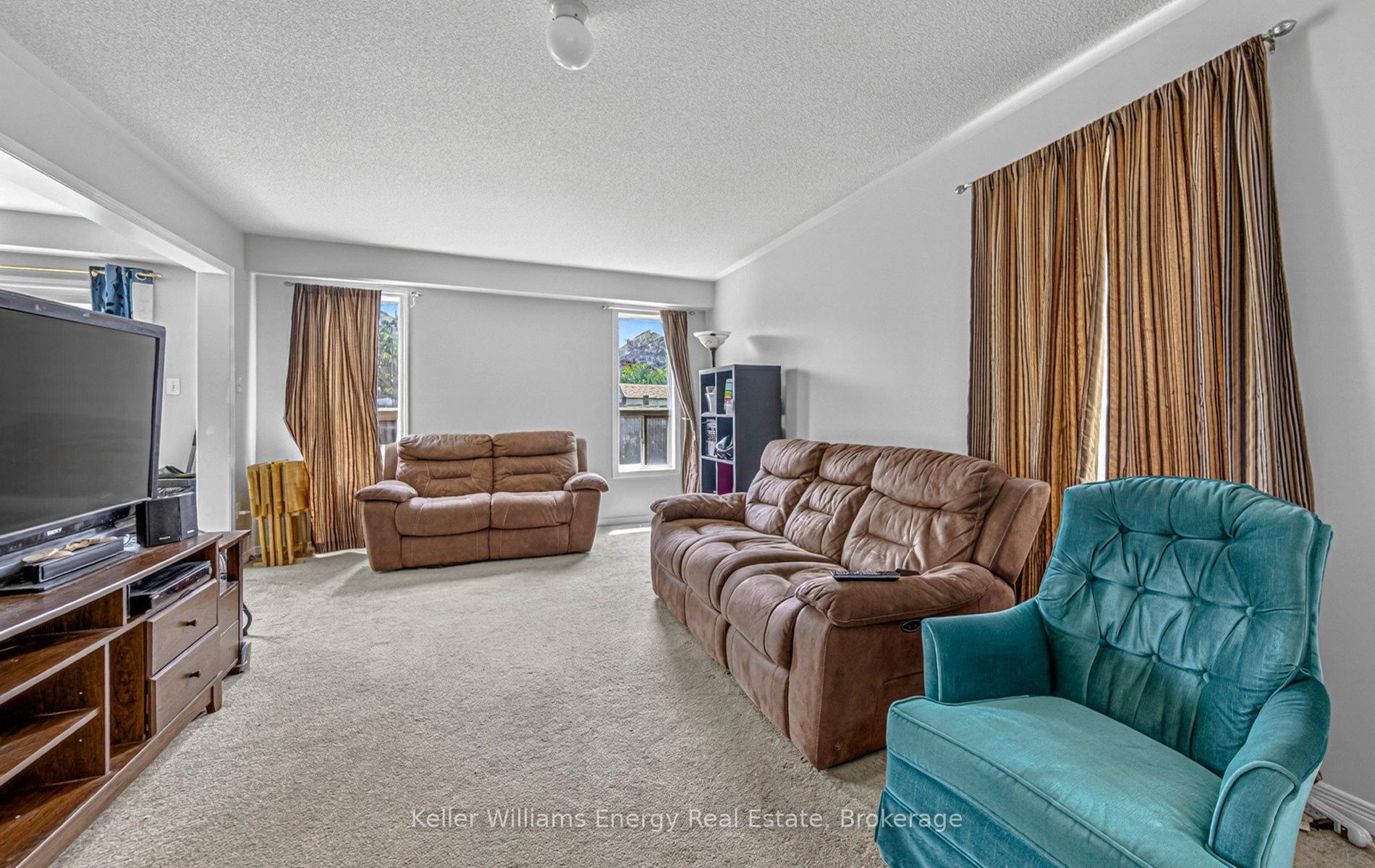 Photo 11 of 37 Harkness Drive, Whitby, Rolling Acres — HOMEH