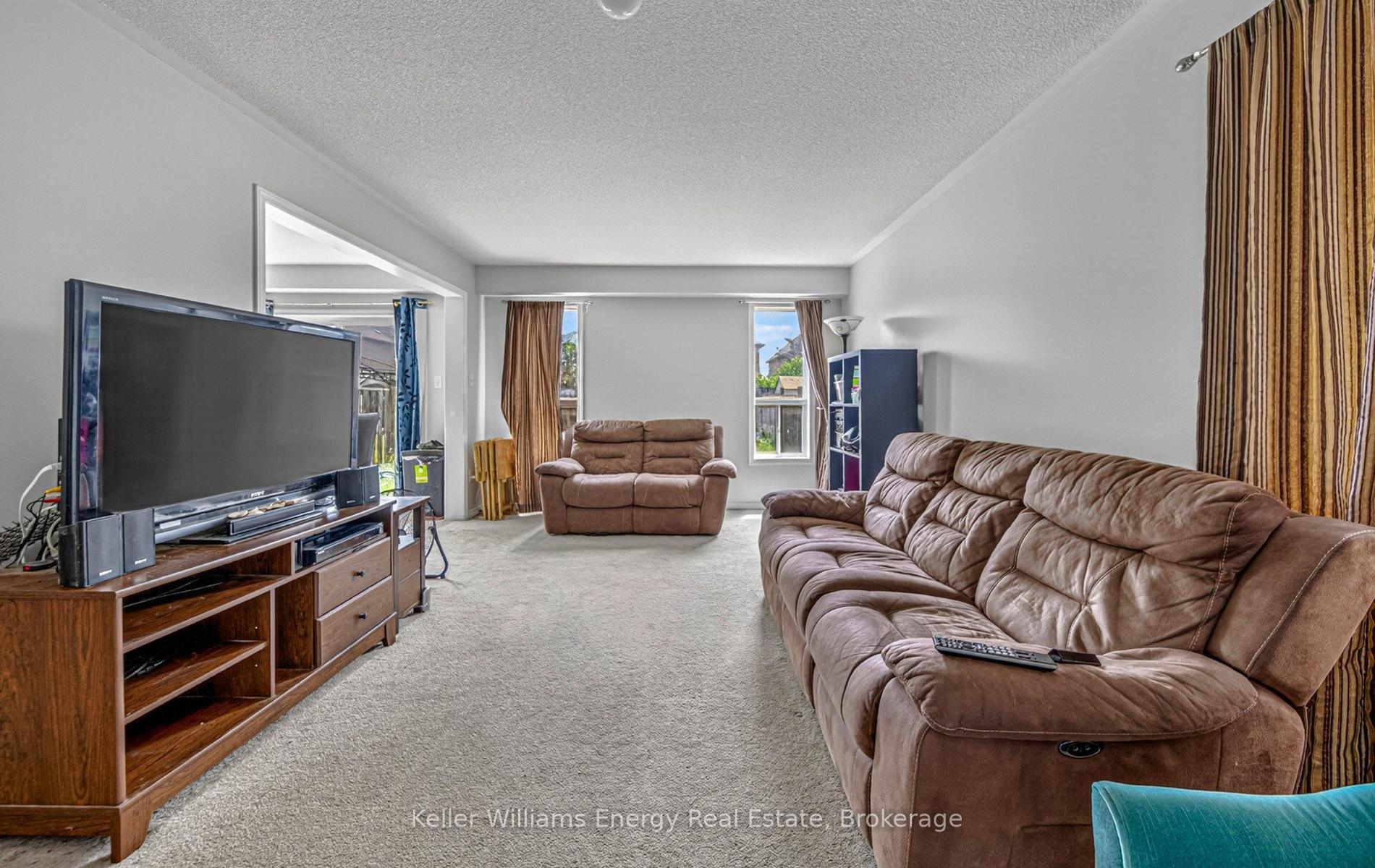 Photo 12 of 37 Harkness Drive, Whitby, Rolling Acres — HOMEH
