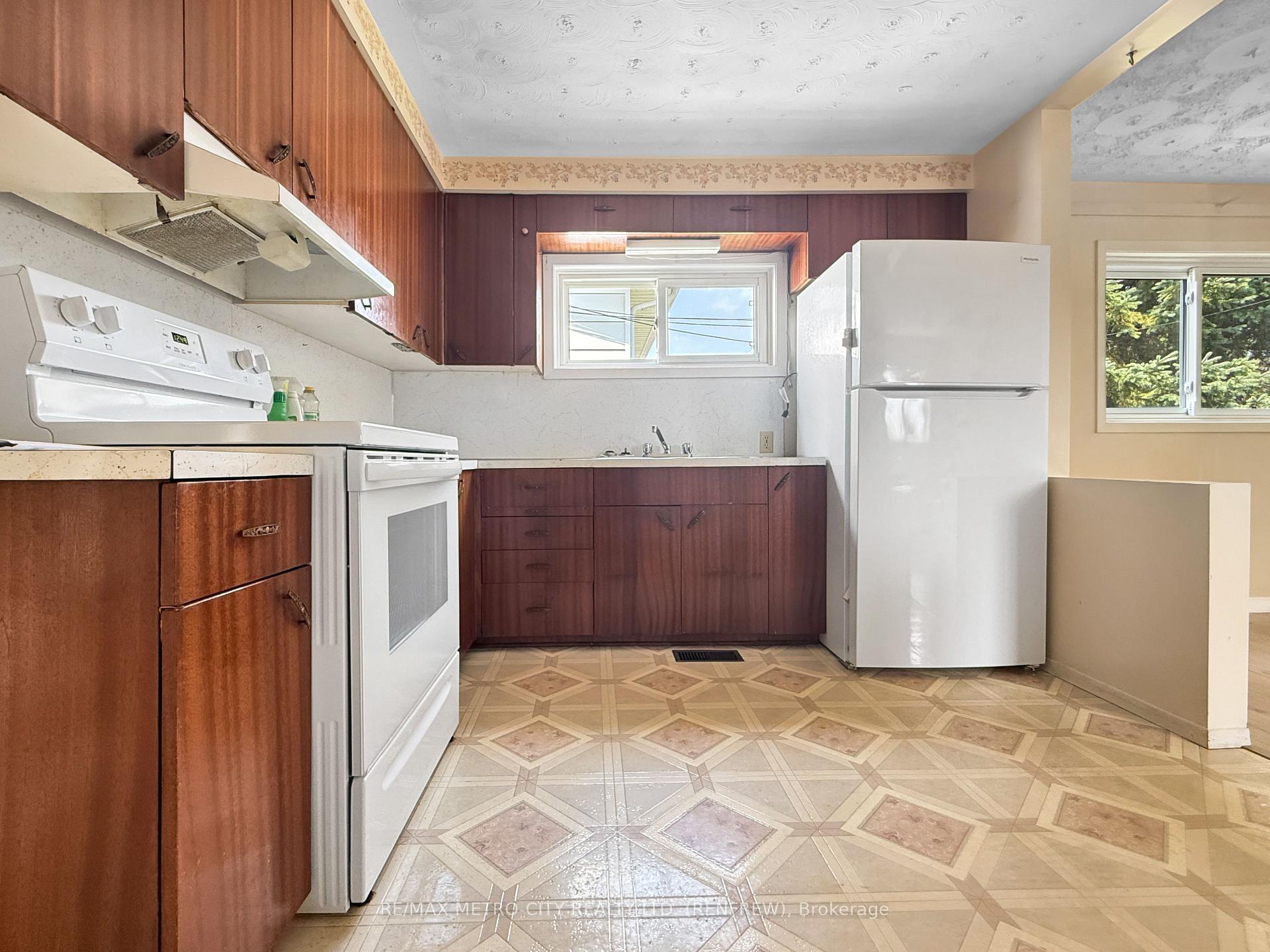 Photo 3 of 786 Seventh Street, Renfrew, Renfrew — HOMEH