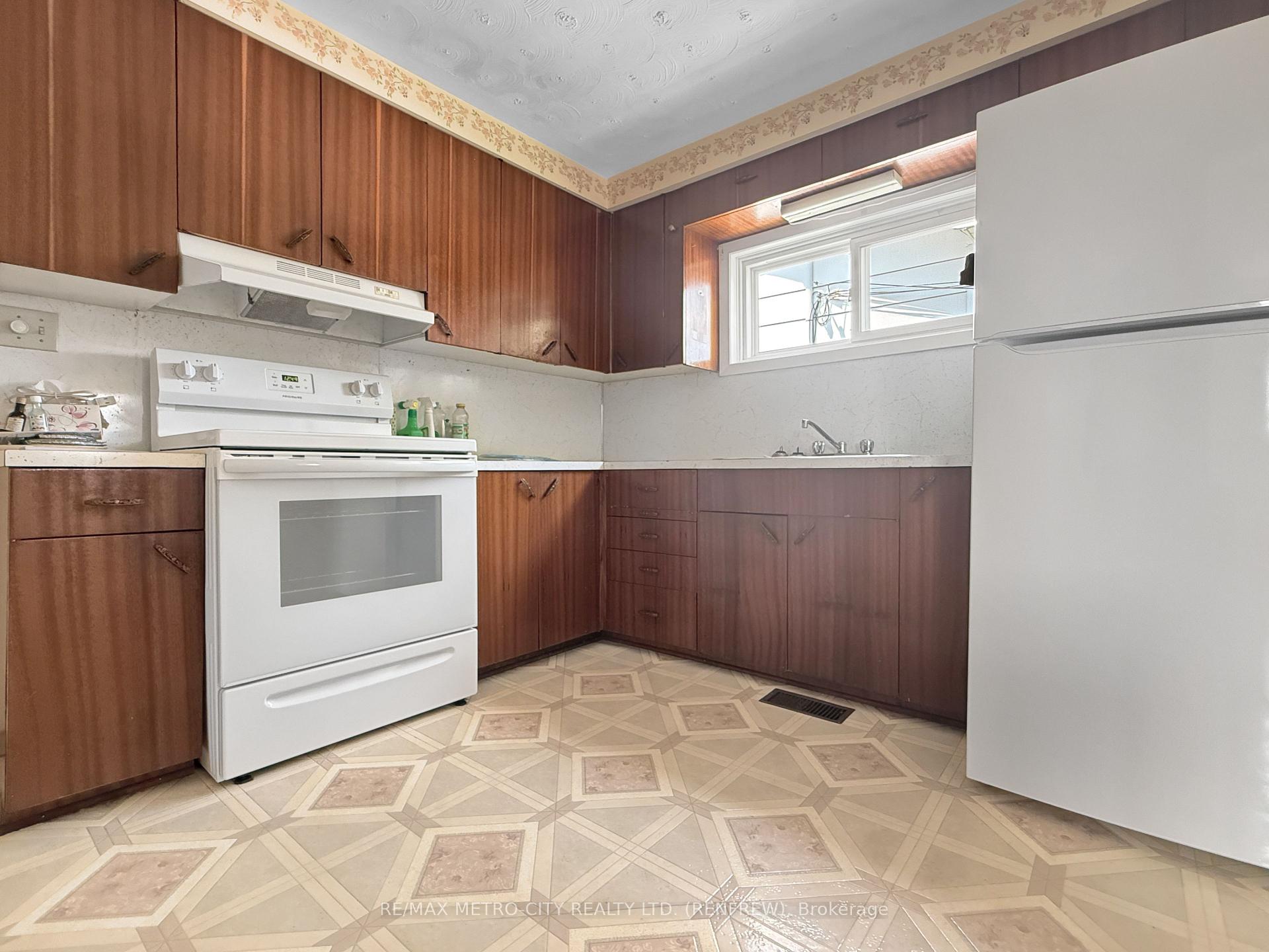 Photo 4 of 786 Seventh Street, Renfrew, Renfrew — HOMEH