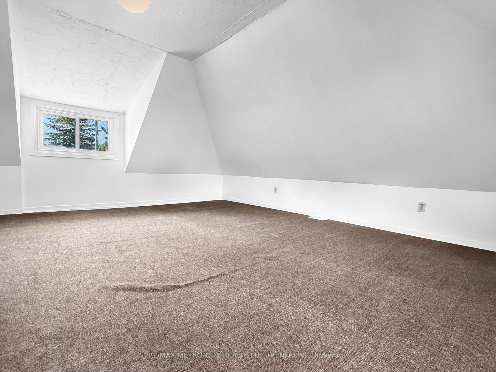 Photo 9 of 786 Seventh Street, Renfrew, Renfrew — HOMEH