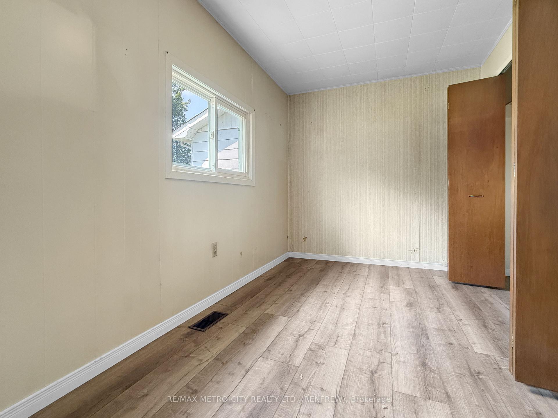 Photo 12 of 786 Seventh Street, Renfrew, Renfrew — HOMEH