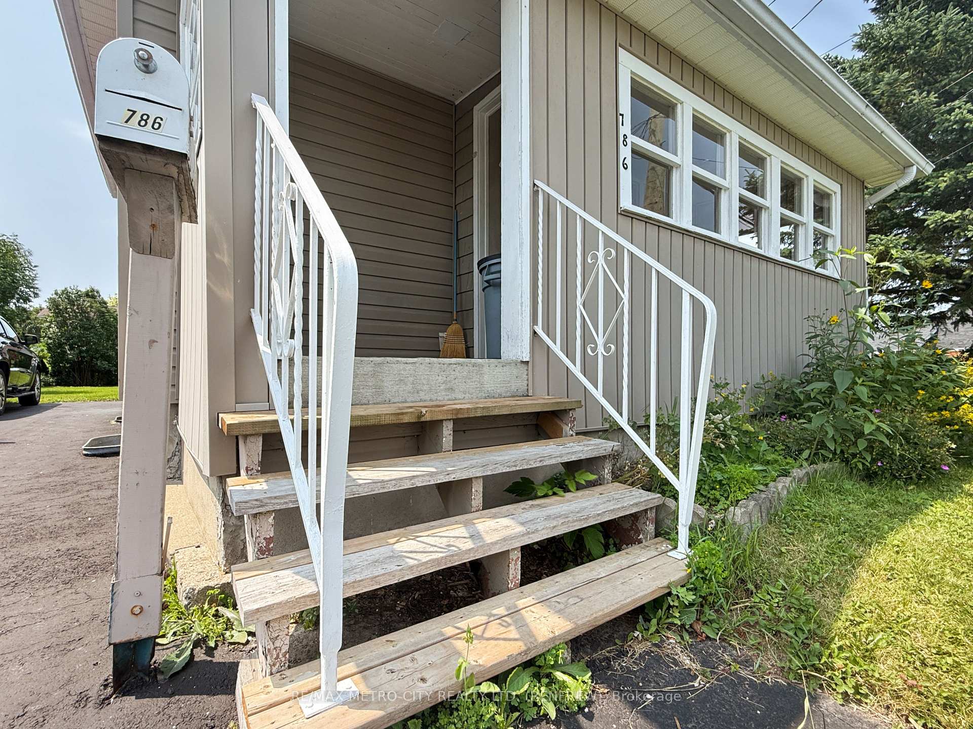 Photo 14 of 786 Seventh Street, Renfrew, Renfrew — HOMEH