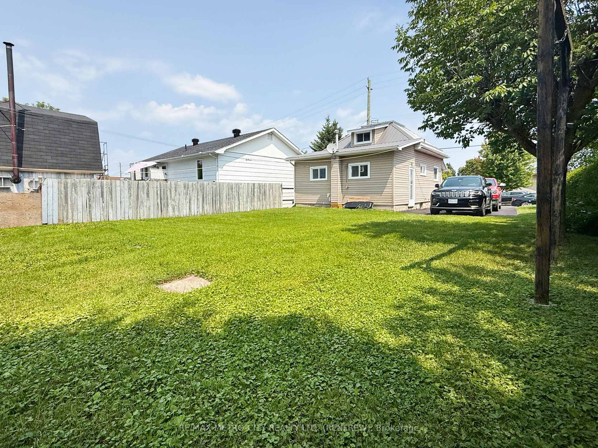 Photo 17 of 786 Seventh Street, Renfrew, Renfrew — HOMEH