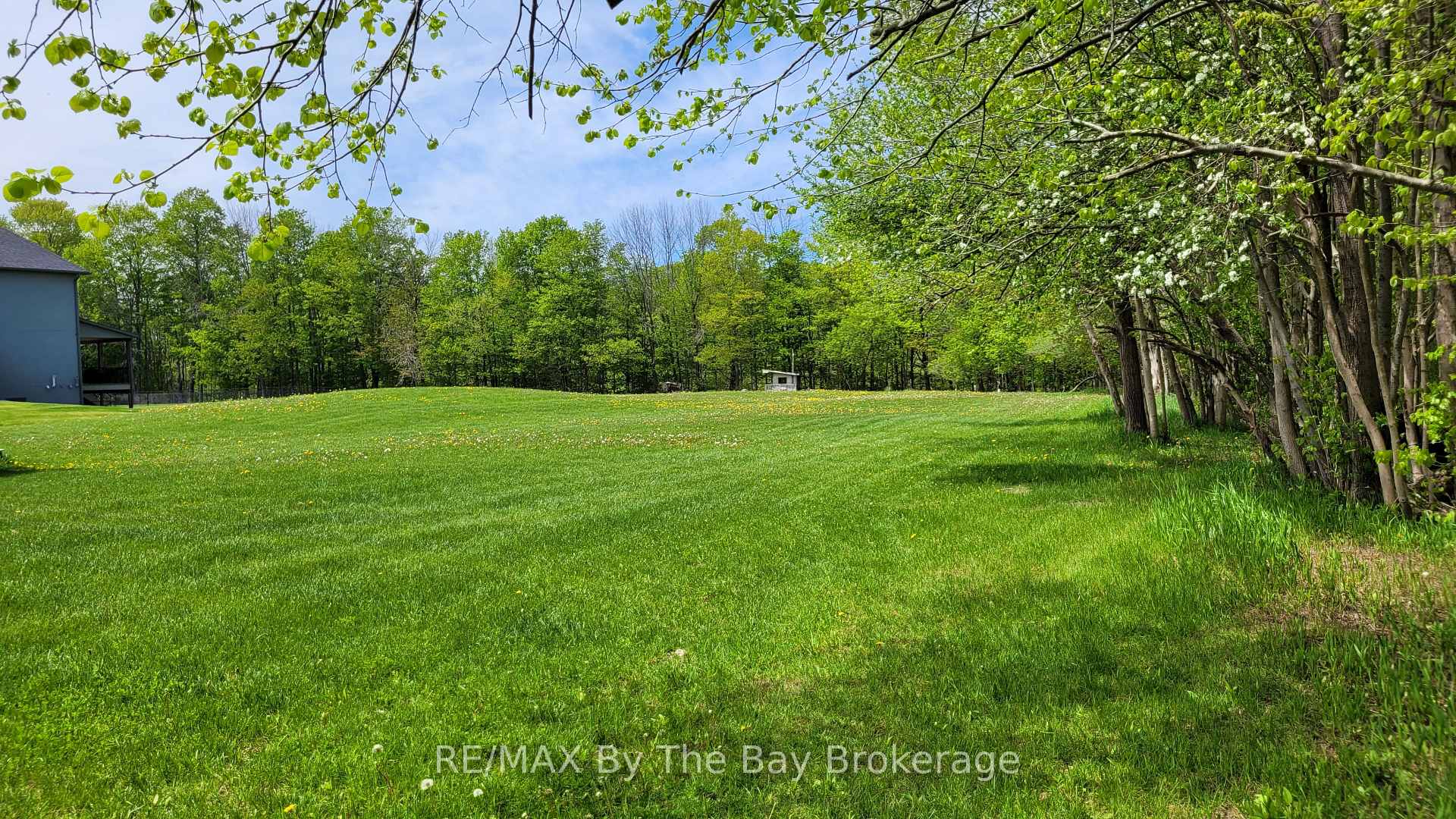 Photo 3 of 16 Walnut Drive, Wasaga Beach — HOMEH