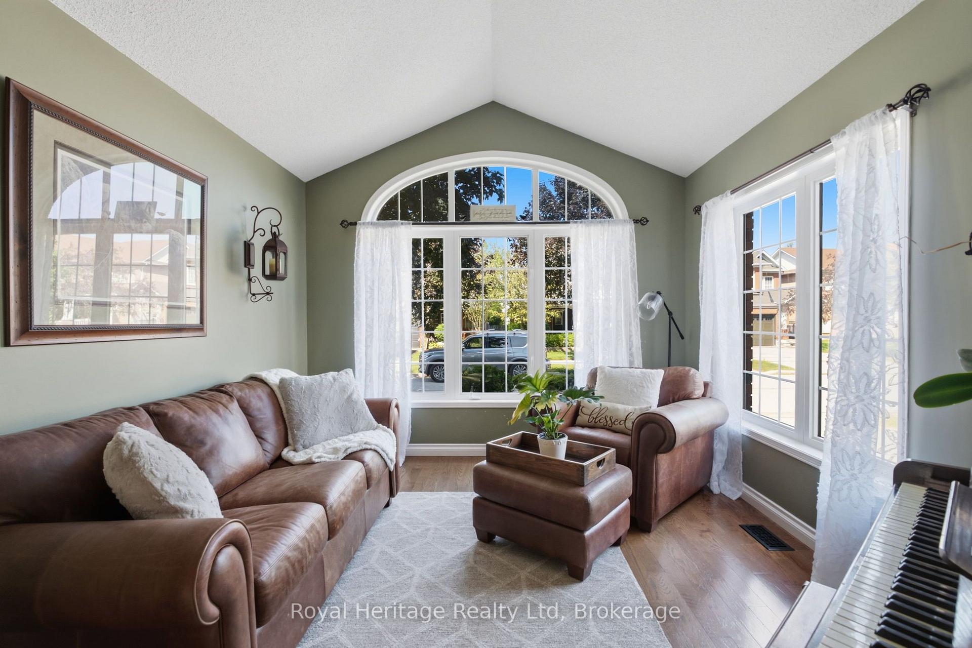 Photo 5 of 9 Wiseman Drive, Ajax, South East — HOMEH