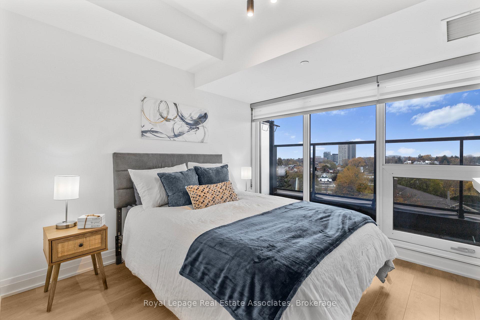 Photo 2 of Unit 805, 21 Park Street E, Mississauga, Port Credit — HOMEH