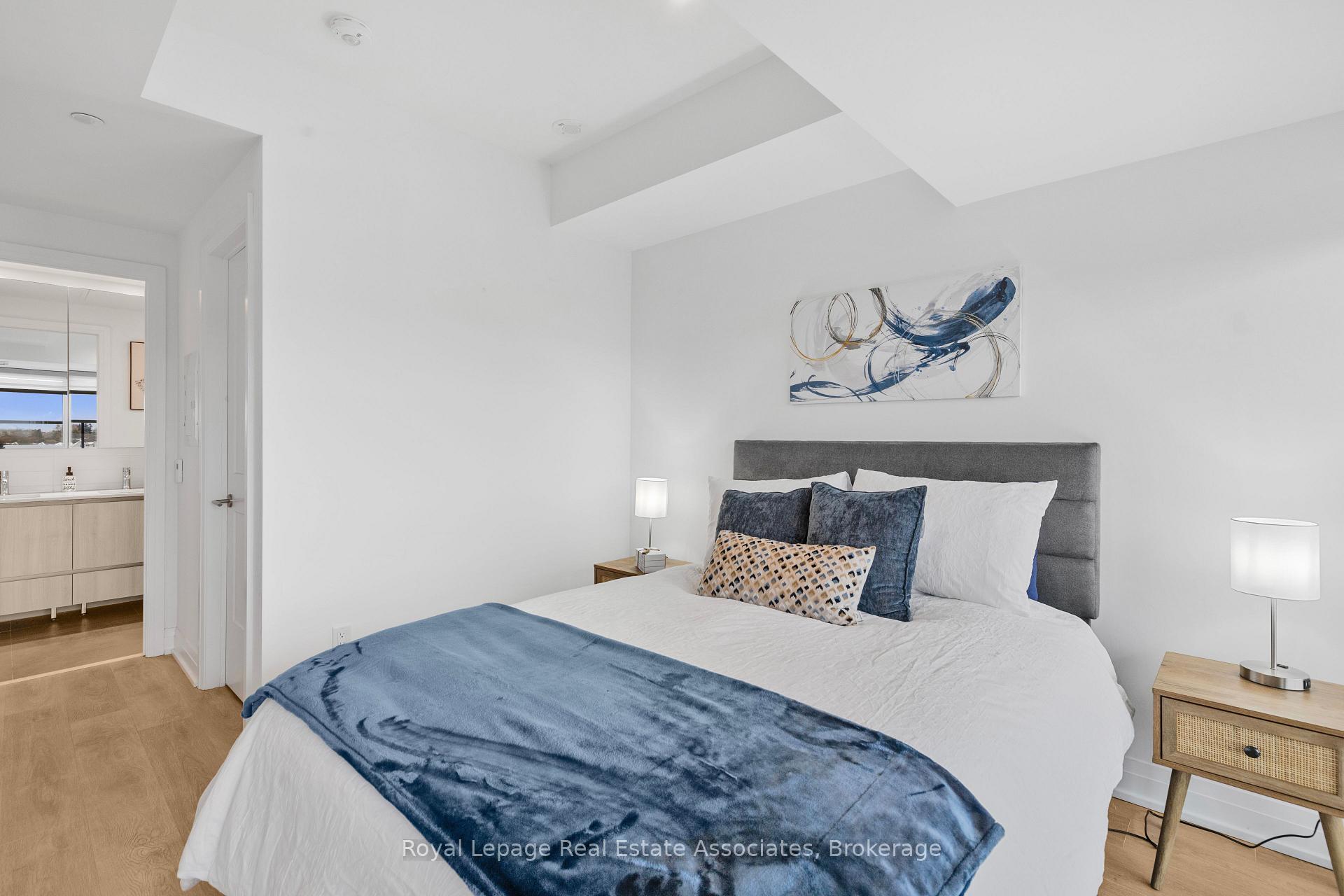 Photo 3 of Unit 805, 21 Park Street E, Mississauga, Port Credit — HOMEH