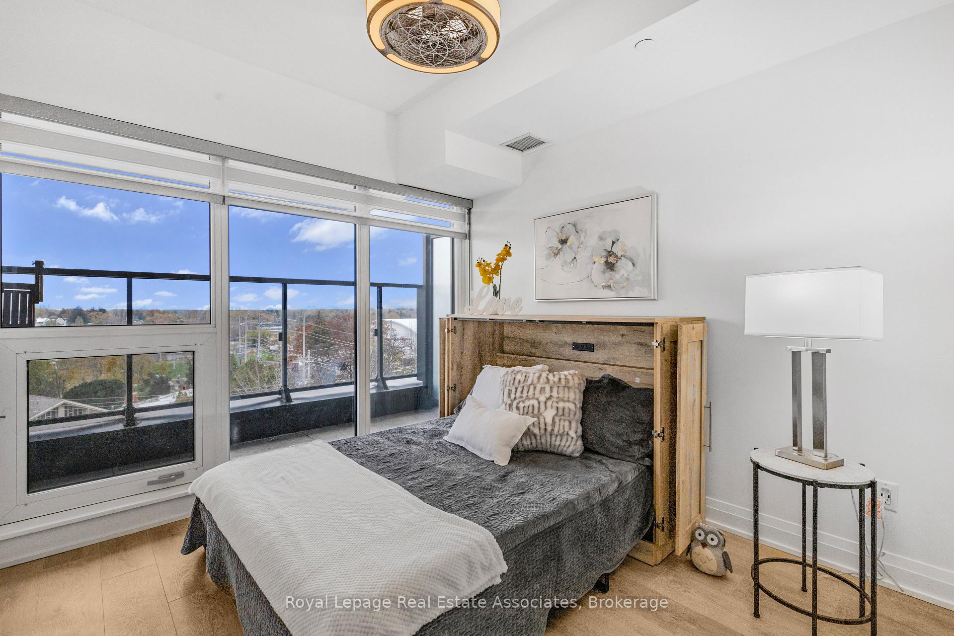 Photo 5 of Unit 805, 21 Park Street E, Mississauga, Port Credit — HOMEH
