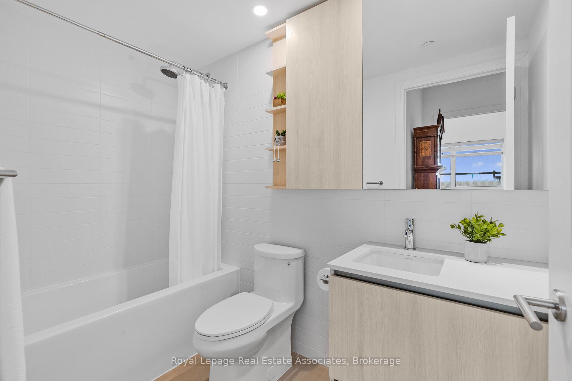 Photo 6 of Unit 805, 21 Park Street E, Mississauga, Port Credit — HOMEH