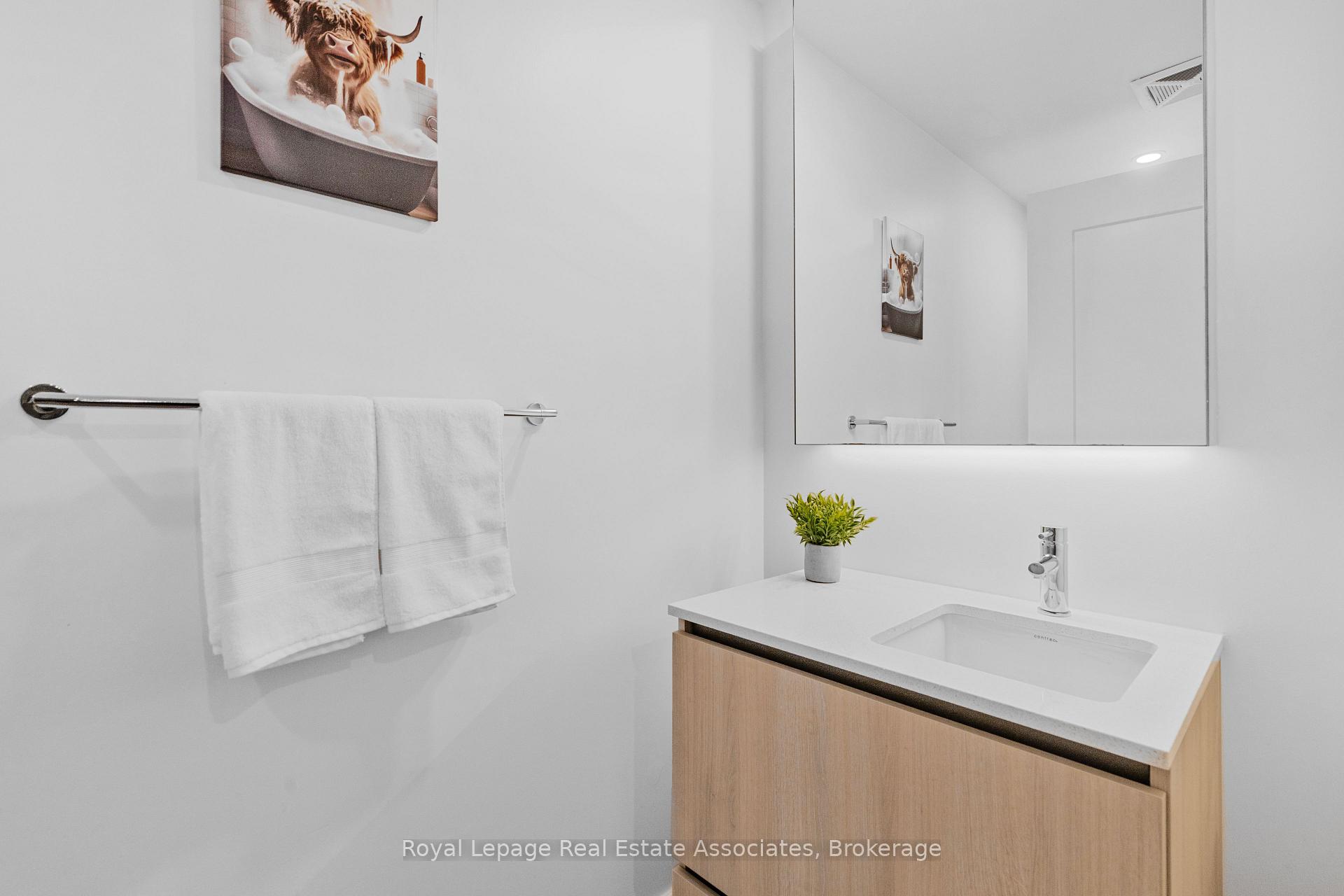 Photo 9 of Unit 805, 21 Park Street E, Mississauga, Port Credit — HOMEH