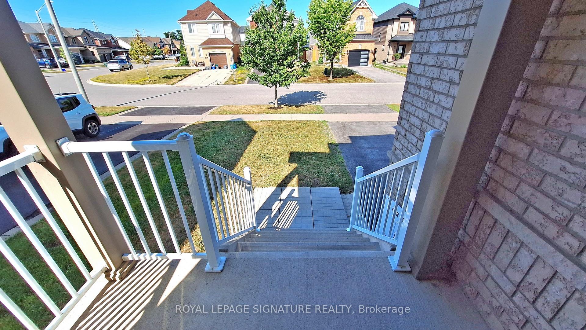 Photo 4 of 138 Sun King Crescent, Barrie, Innis-Shore — HOMEH