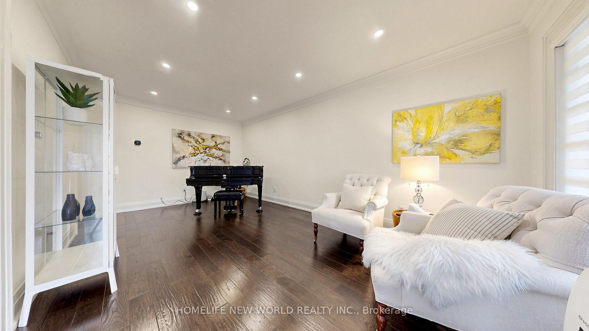 Photo 4 of 526 Cunningham Drive, Vaughan, Maple — HOMEH