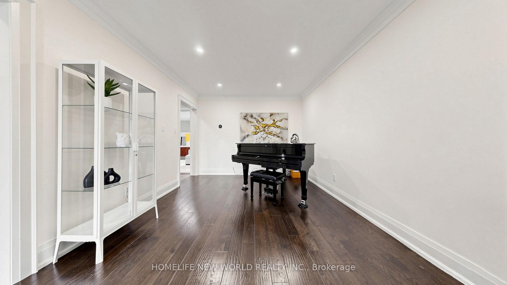 Photo 5 of 526 Cunningham Drive, Vaughan, Maple — HOMEH