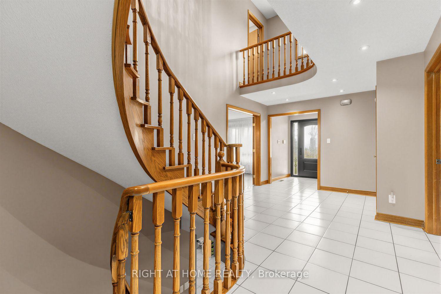 Photo 5 of 112 Belview Avenue, Vaughan, East Woodbridge — HOMEH