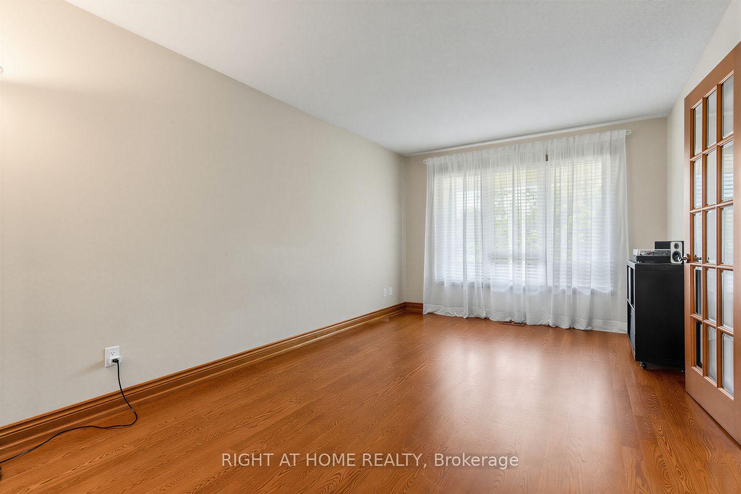 Photo 11 of 112 Belview Avenue, Vaughan, East Woodbridge — HOMEH