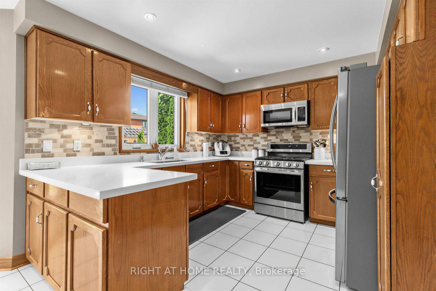 Photo 12 of 112 Belview Avenue, Vaughan, East Woodbridge — HOMEH