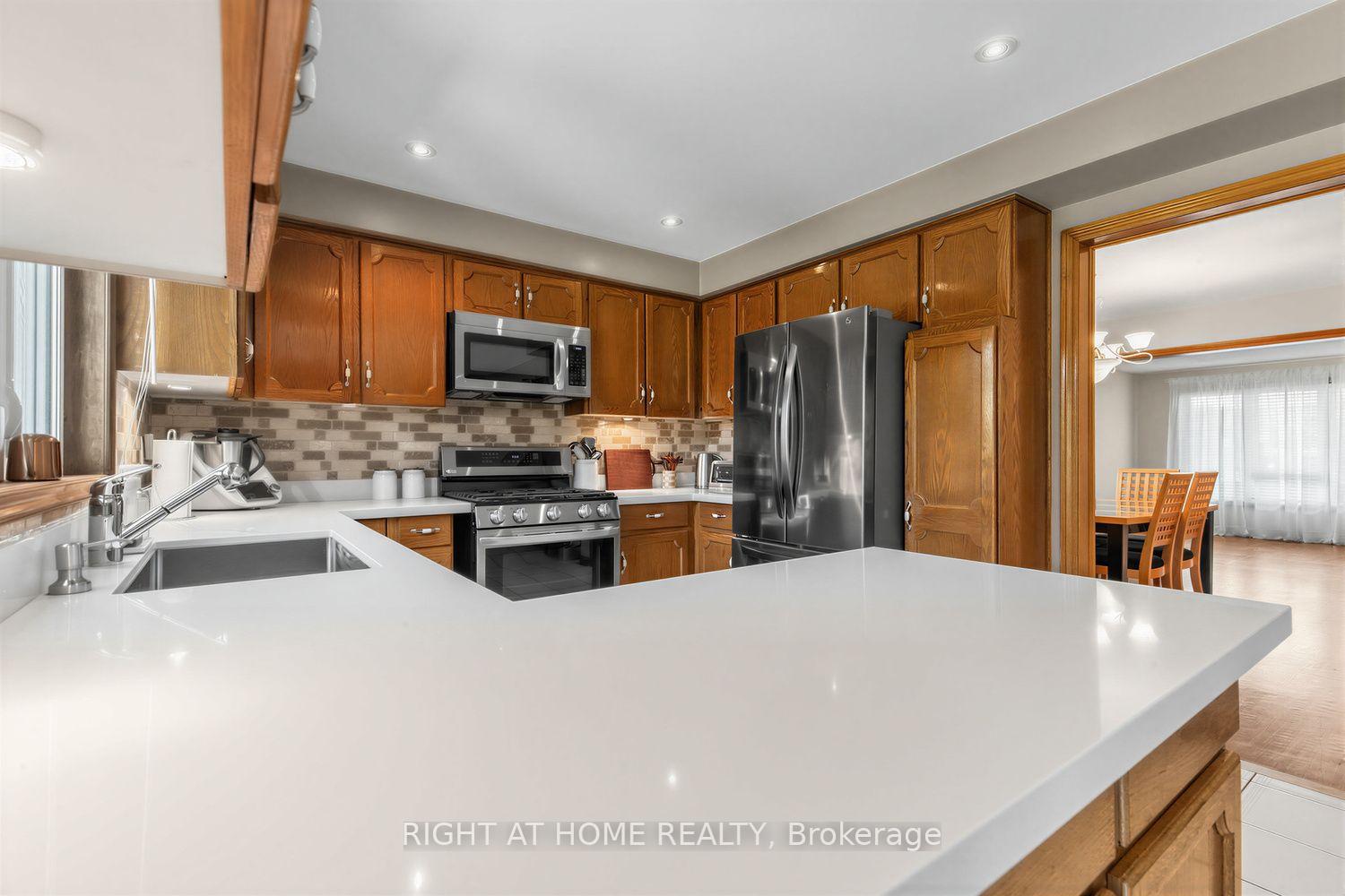 Photo 13 of 112 Belview Avenue, Vaughan, East Woodbridge — HOMEH