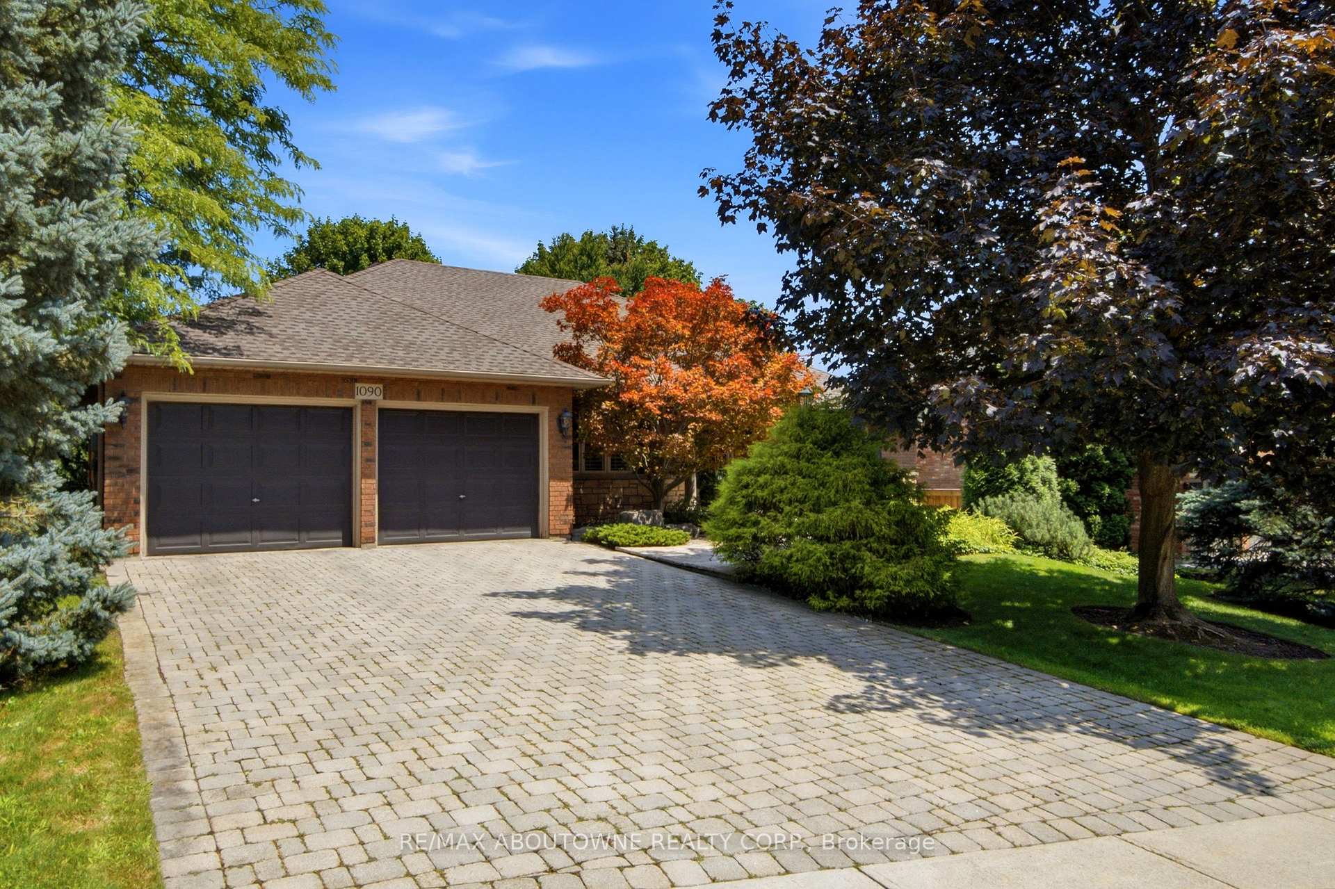 Photo 1 of 1090 Crofton Way, Burlington, Tyandaga — HOMEH