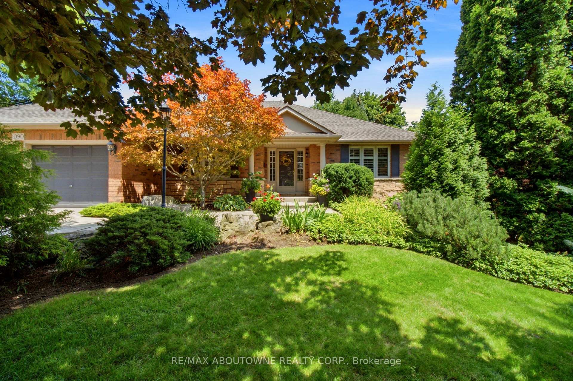 Photo 3 of 1090 Crofton Way, Burlington, Tyandaga — HOMEH
