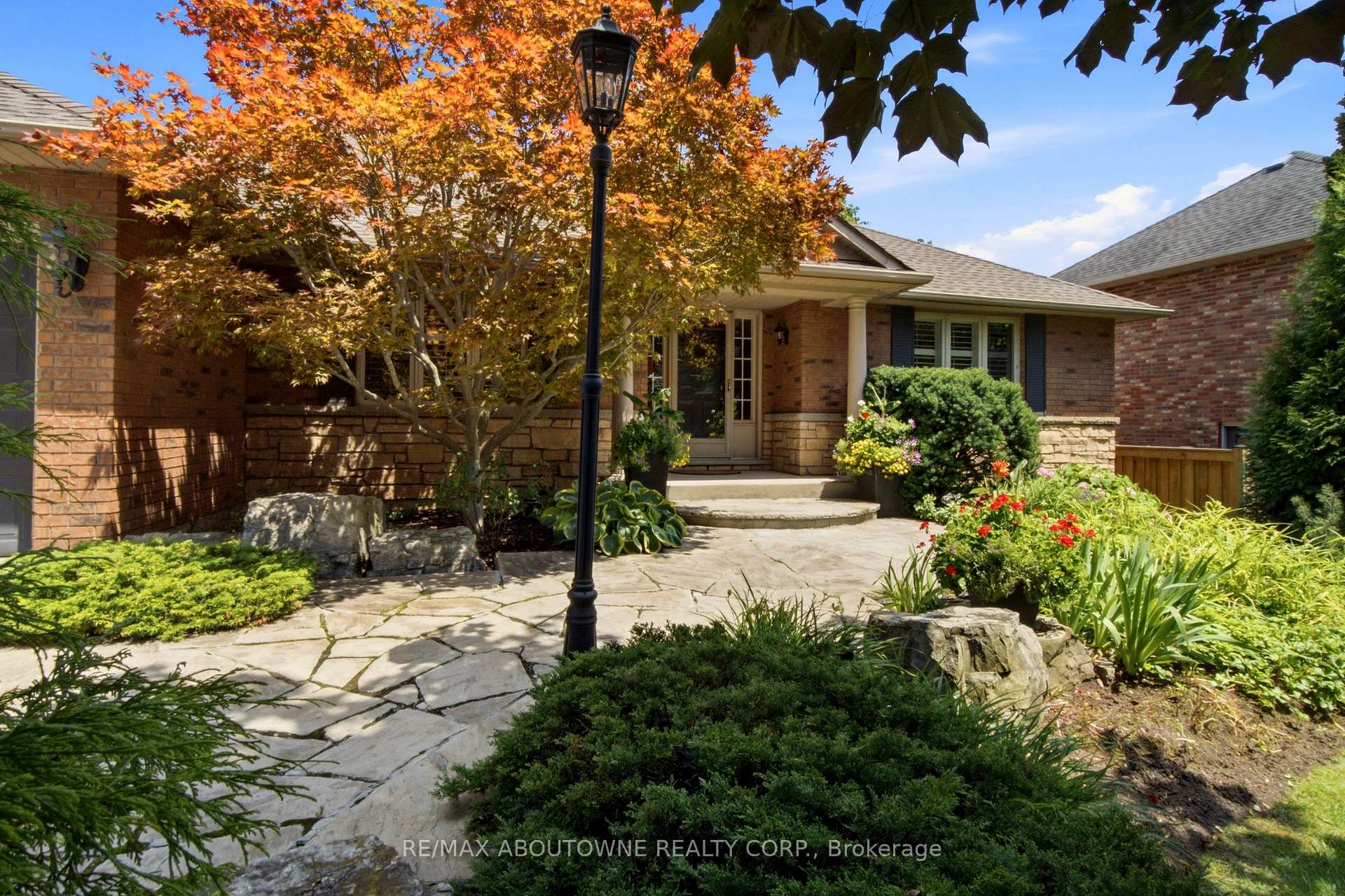 Photo 4 of 1090 Crofton Way, Burlington, Tyandaga — HOMEH
