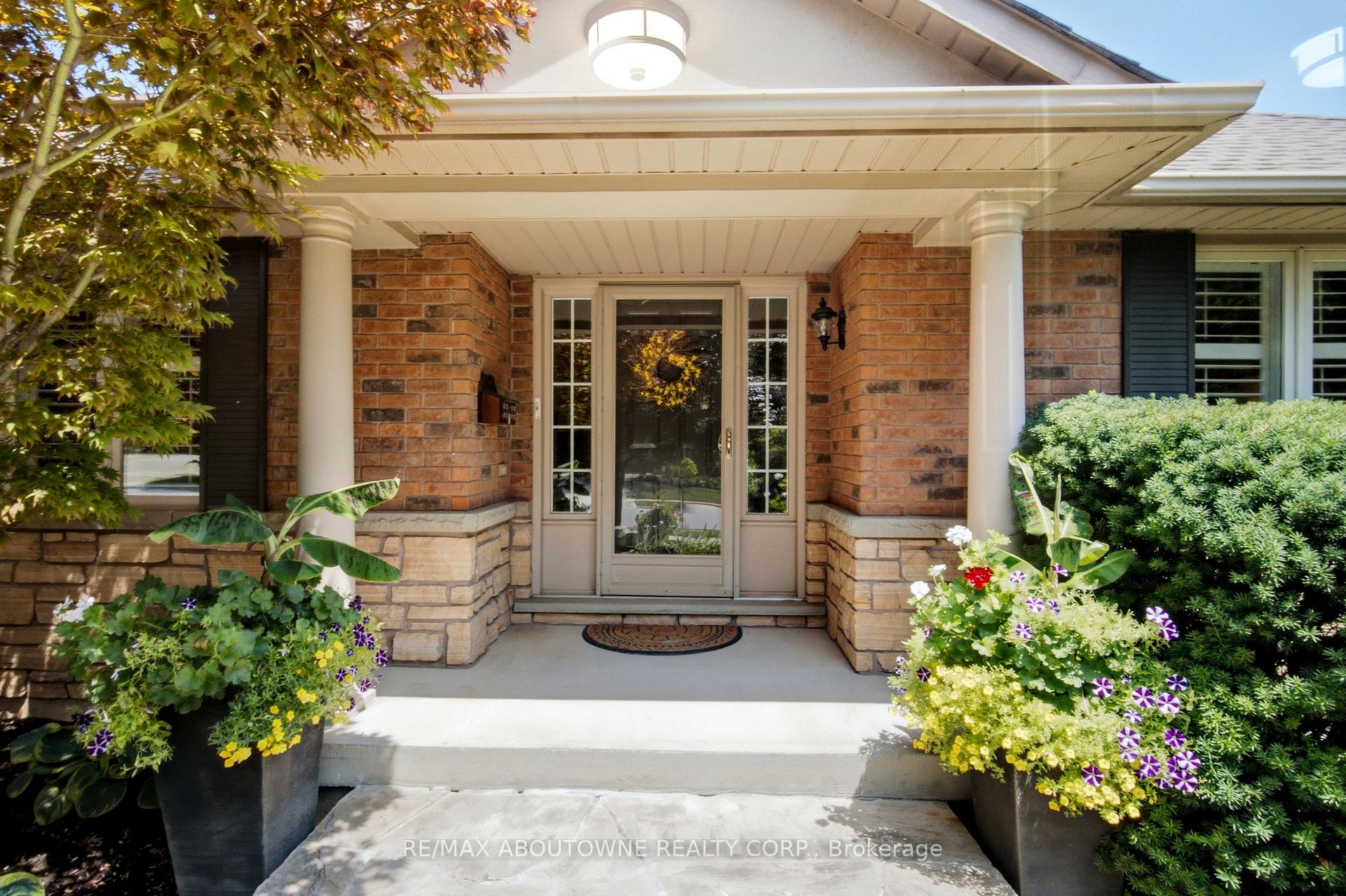 Photo 6 of 1090 Crofton Way, Burlington, Tyandaga — HOMEH