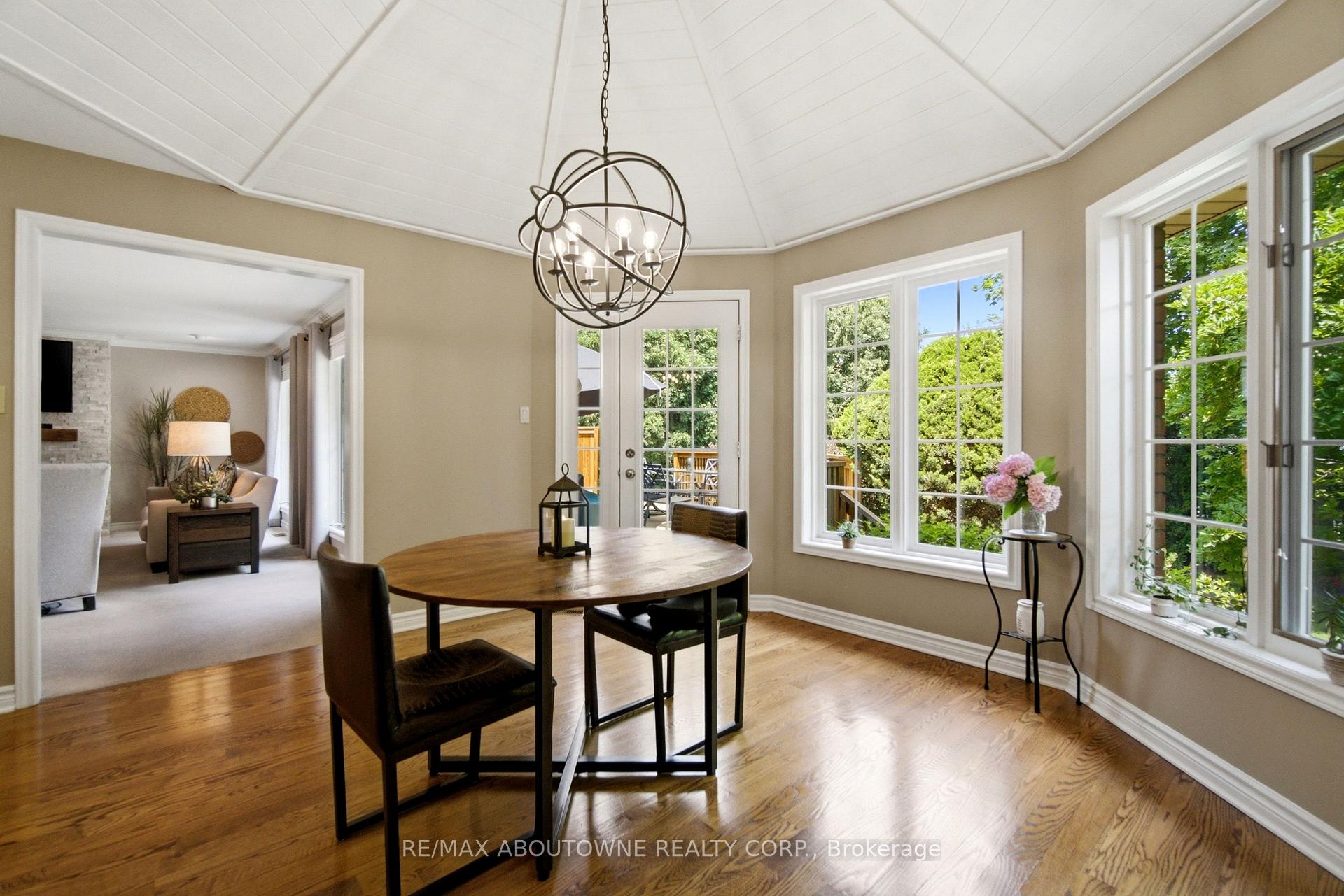 Photo 13 of 1090 Crofton Way, Burlington, Tyandaga — HOMEH