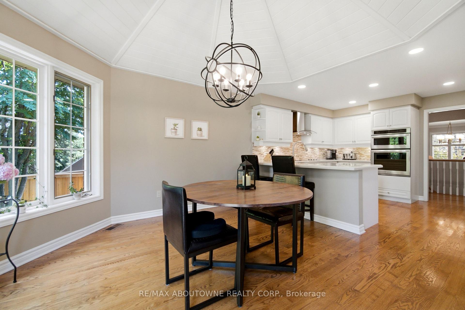 Photo 14 of 1090 Crofton Way, Burlington, Tyandaga — HOMEH