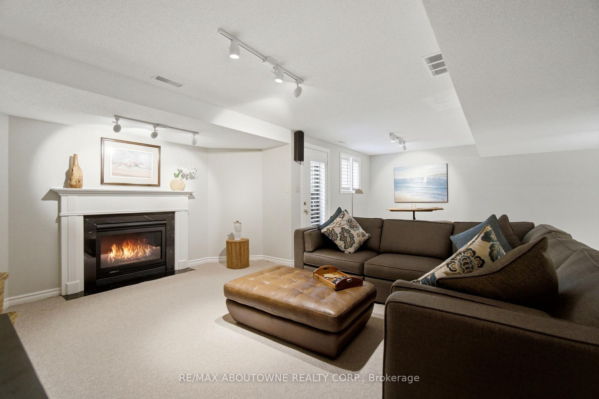 Photo 28 of 1090 Crofton Way, Burlington, Tyandaga — HOMEH